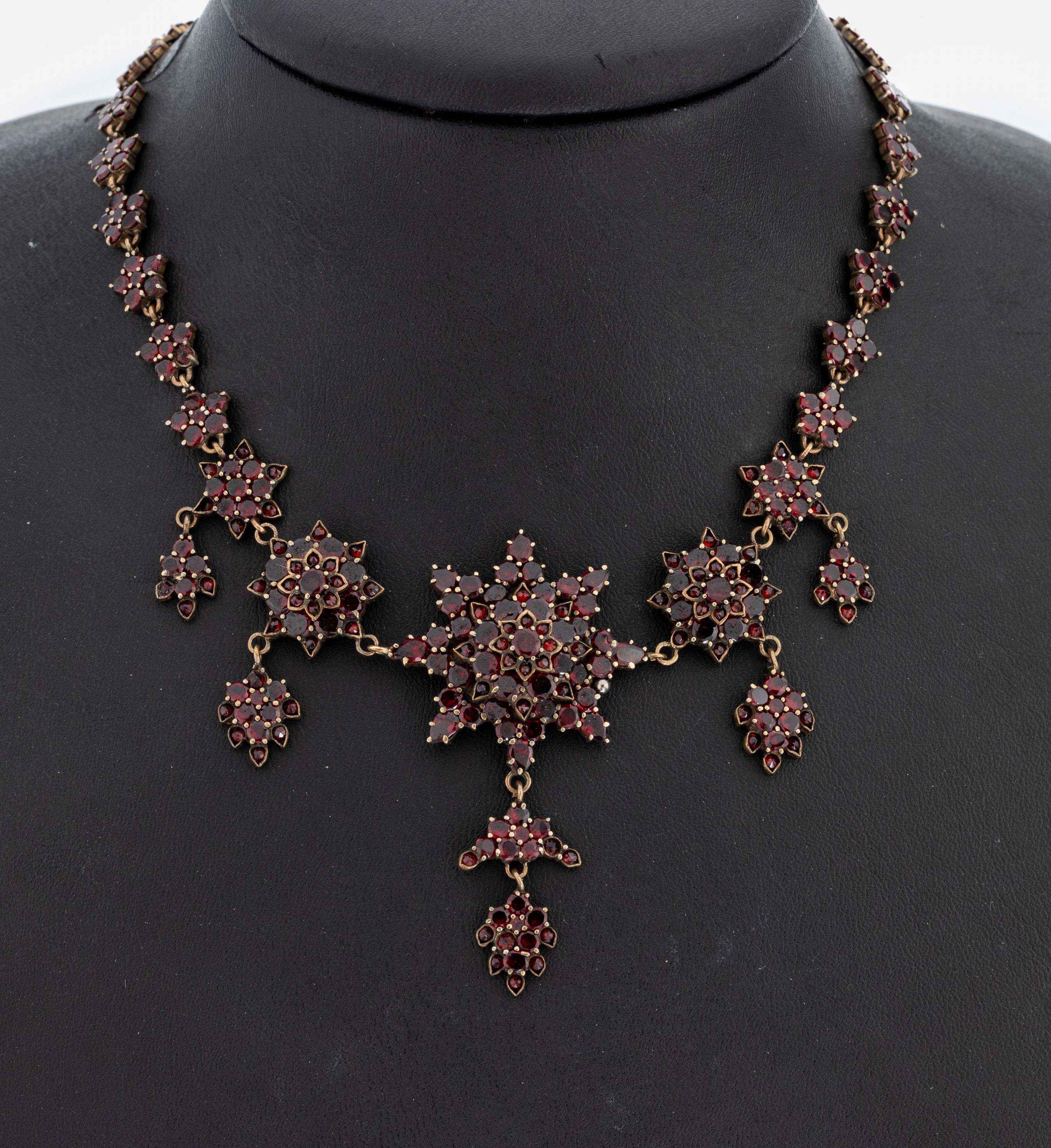 Image 27005759 - Granat-Collier, Böhmen um 1880, Tombak, blütenf. Glieder im Verlauf, teilw. mit ...
