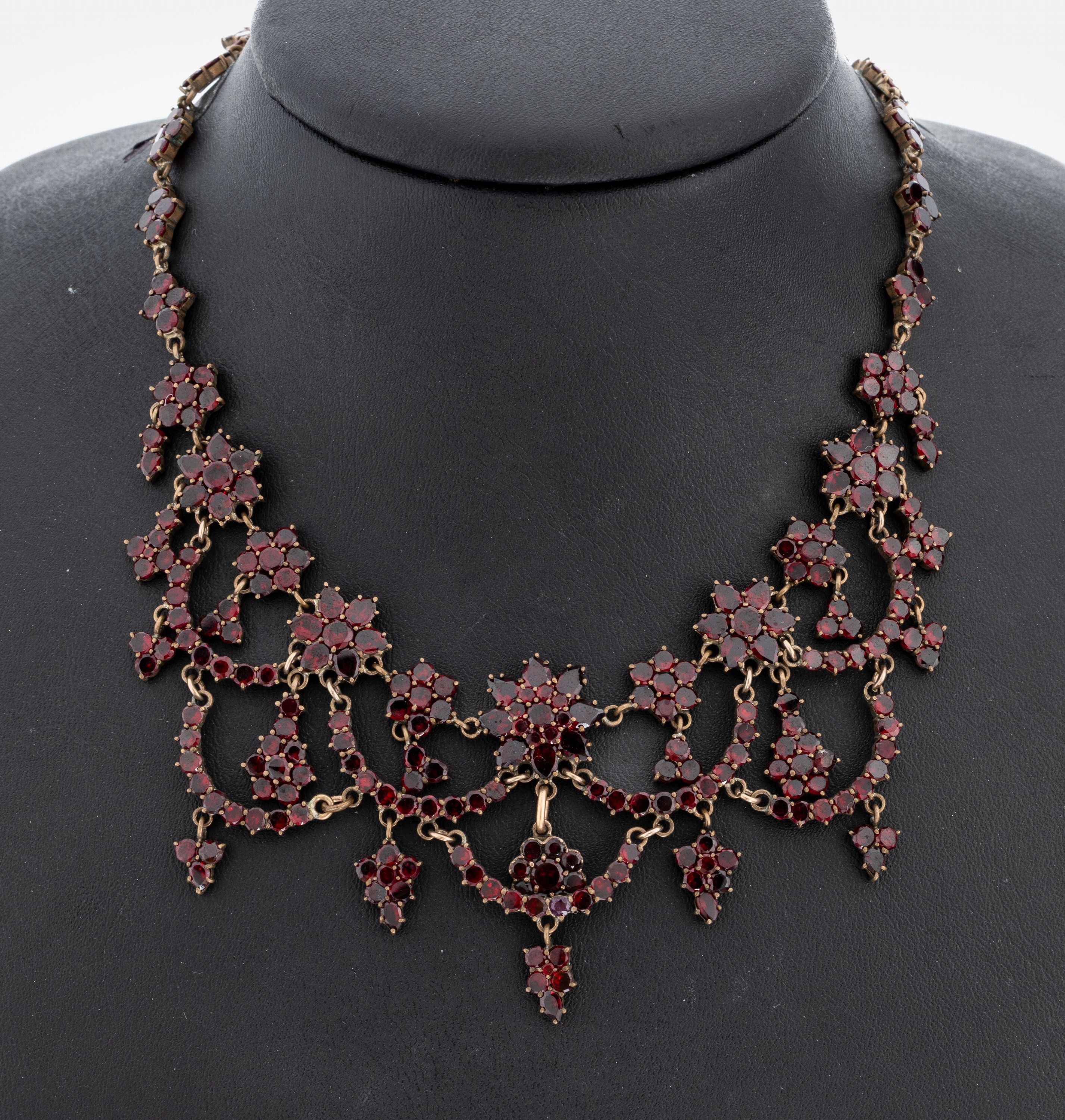 Image 27005760 - Granat-Collier, Böhmen um 1880, Tombak, prunkvoll, Mittelteil mit Girlanden und ...