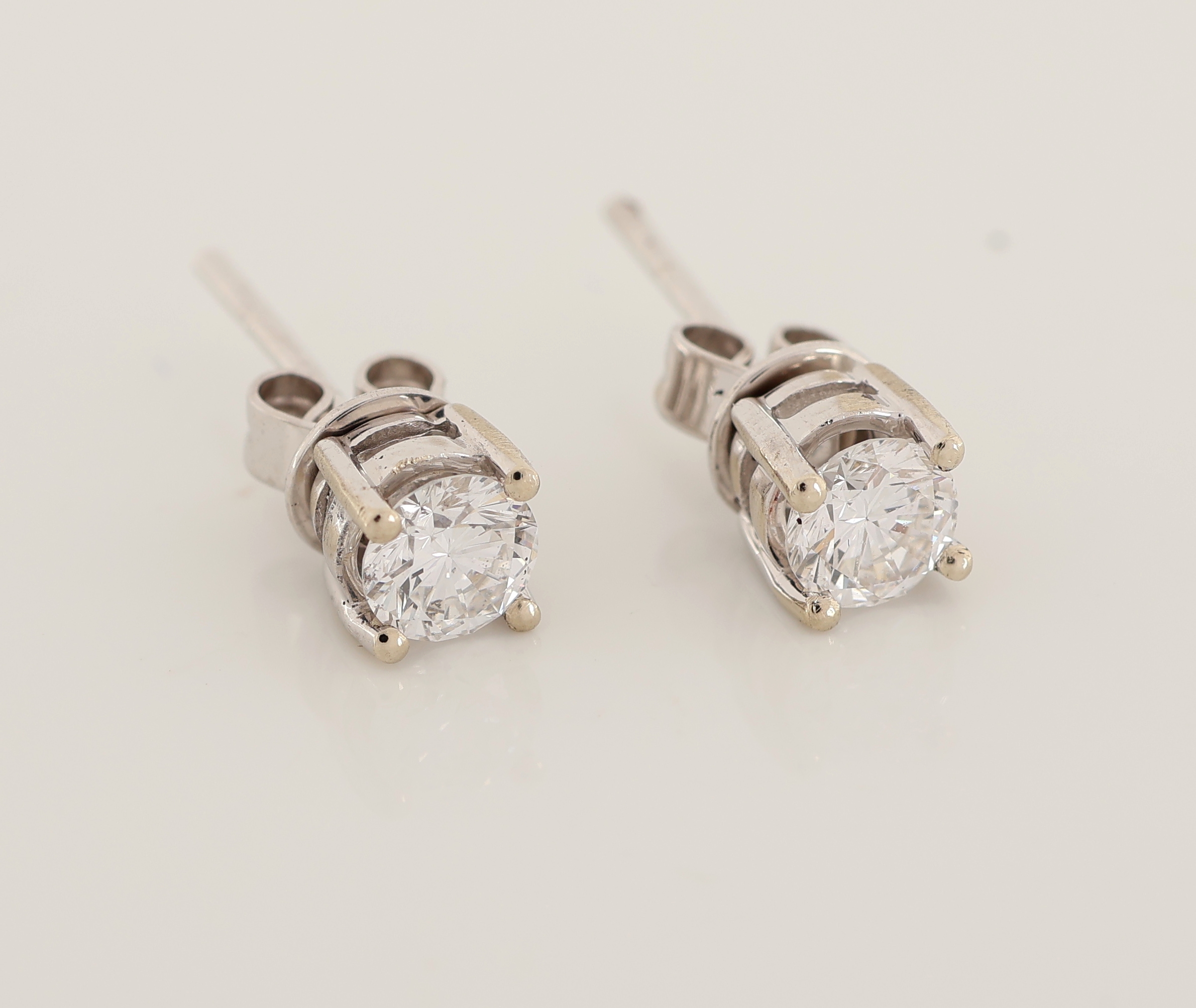 Image 27005772 - Paar 14 kt Gold Brillant-Ohrstecker, WG 585/000, 2 Brillanten zus. ca. 0.50 ct ...