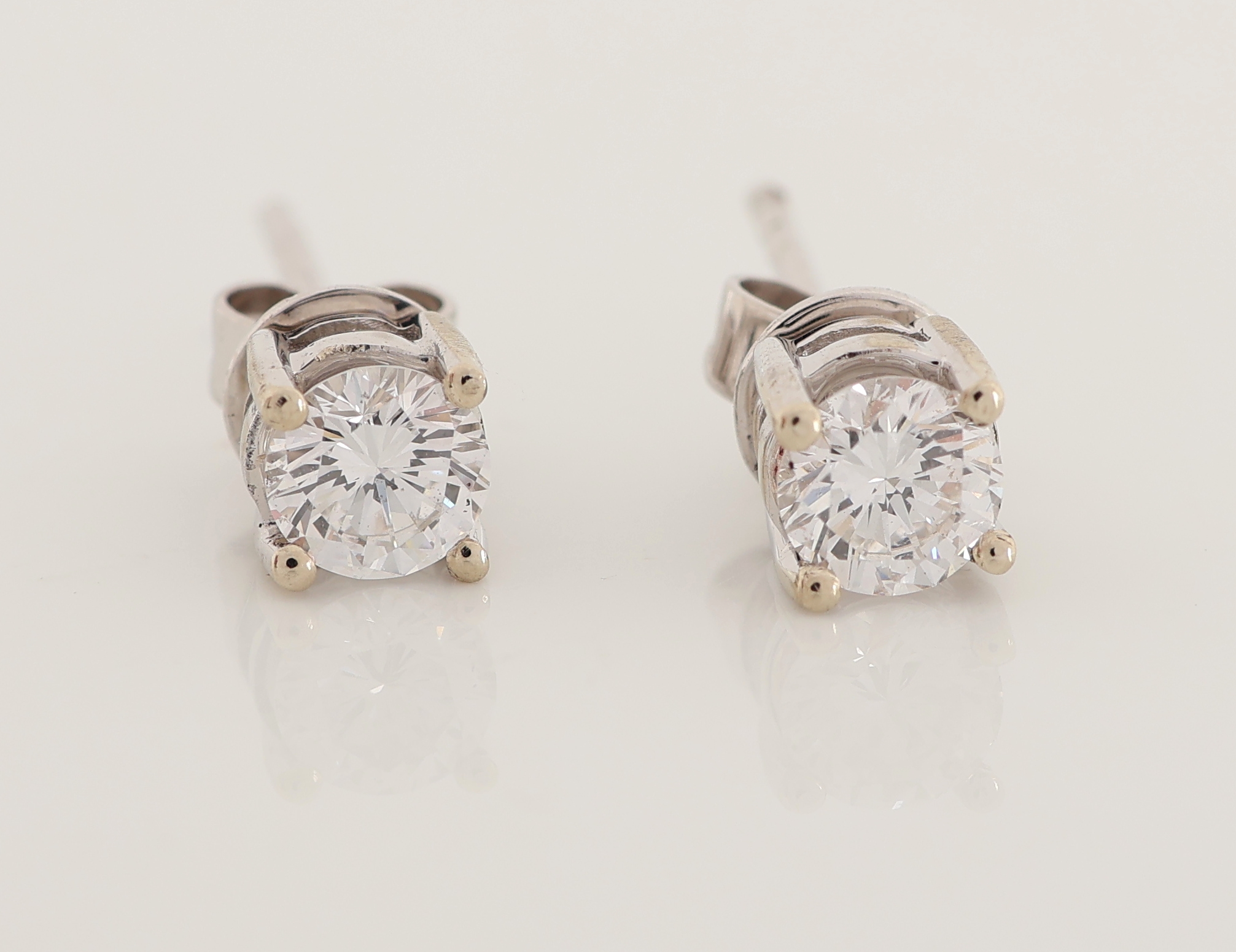 Detail a: Paar 14 kt Gold Brillant-Ohrstecker, WG 585/000, 2 Brillanten zus. ca. 0.50 ct hochfeines Weiß(D,E)/lr, IGI-Expertisen anbei