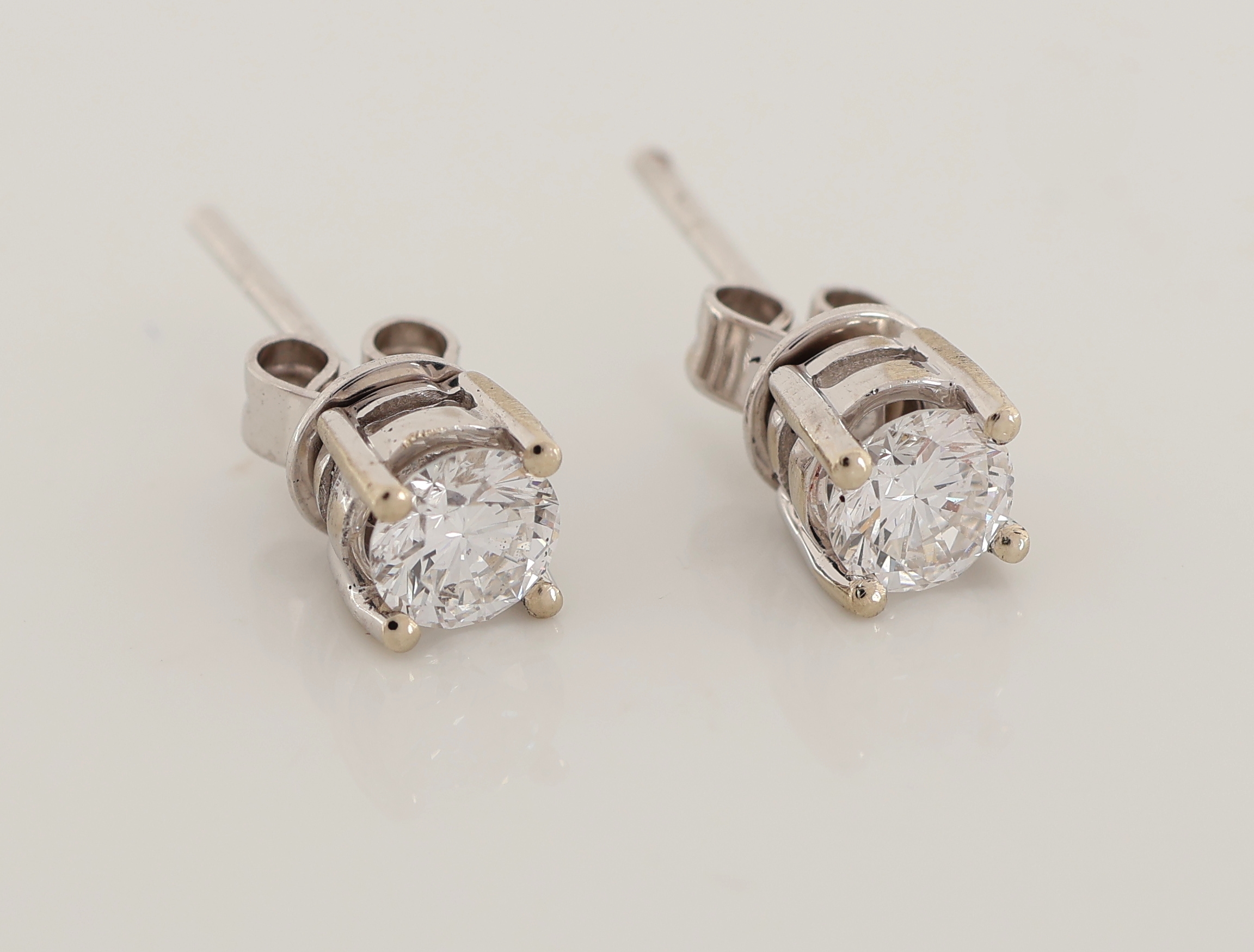 Detail b: Paar 14 kt Gold Brillant-Ohrstecker, WG 585/000, 2 Brillanten zus. ca. 0.50 ct hochfeines Weiß(D,E)/lr, IGI-Expertisen anbei