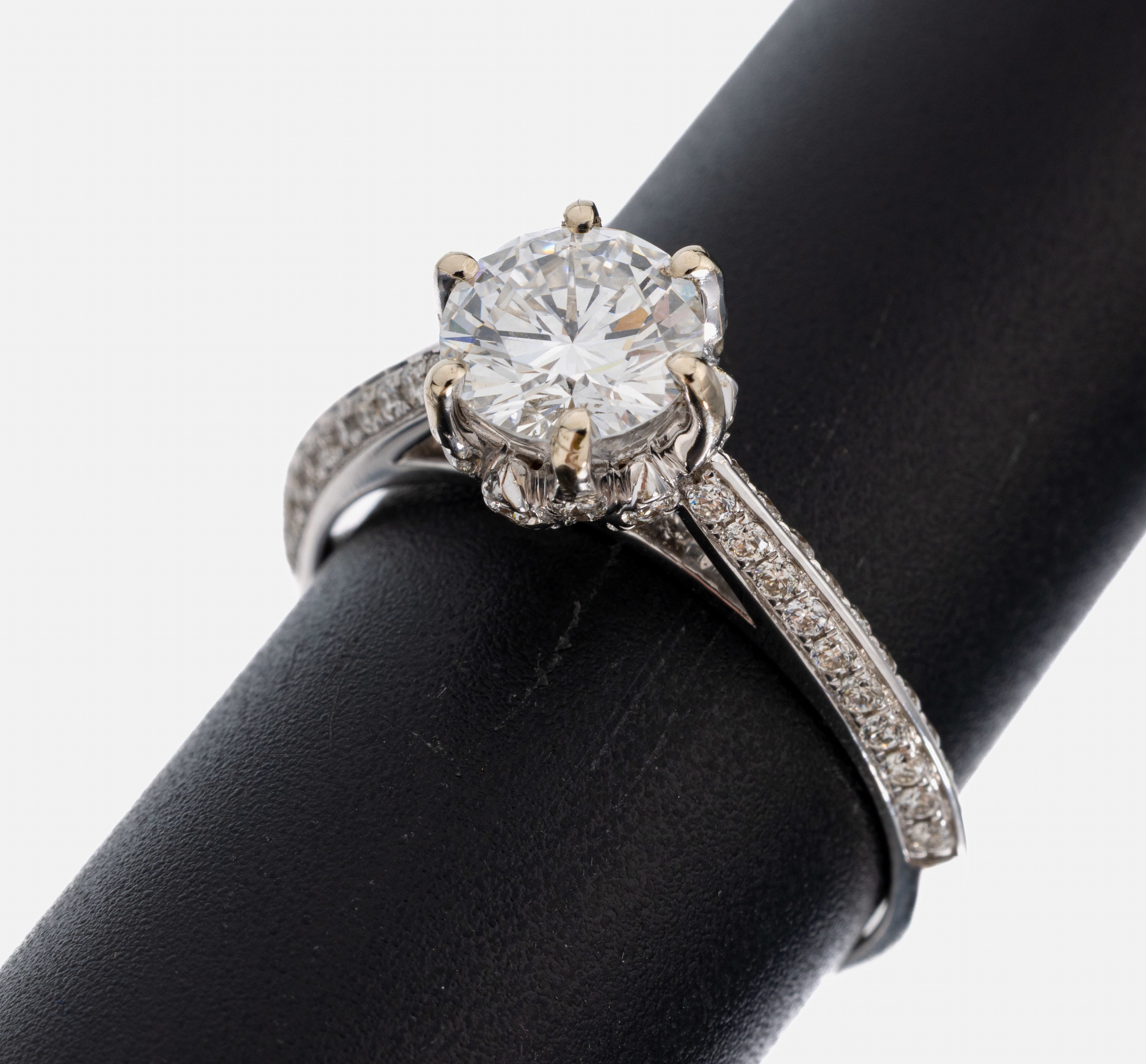 Image 27005773 - 18 kt Gold Brillant-Ring, WG 750/000, mittig Brillant ca. 1.01 ct feines Weiß(G)/ ...