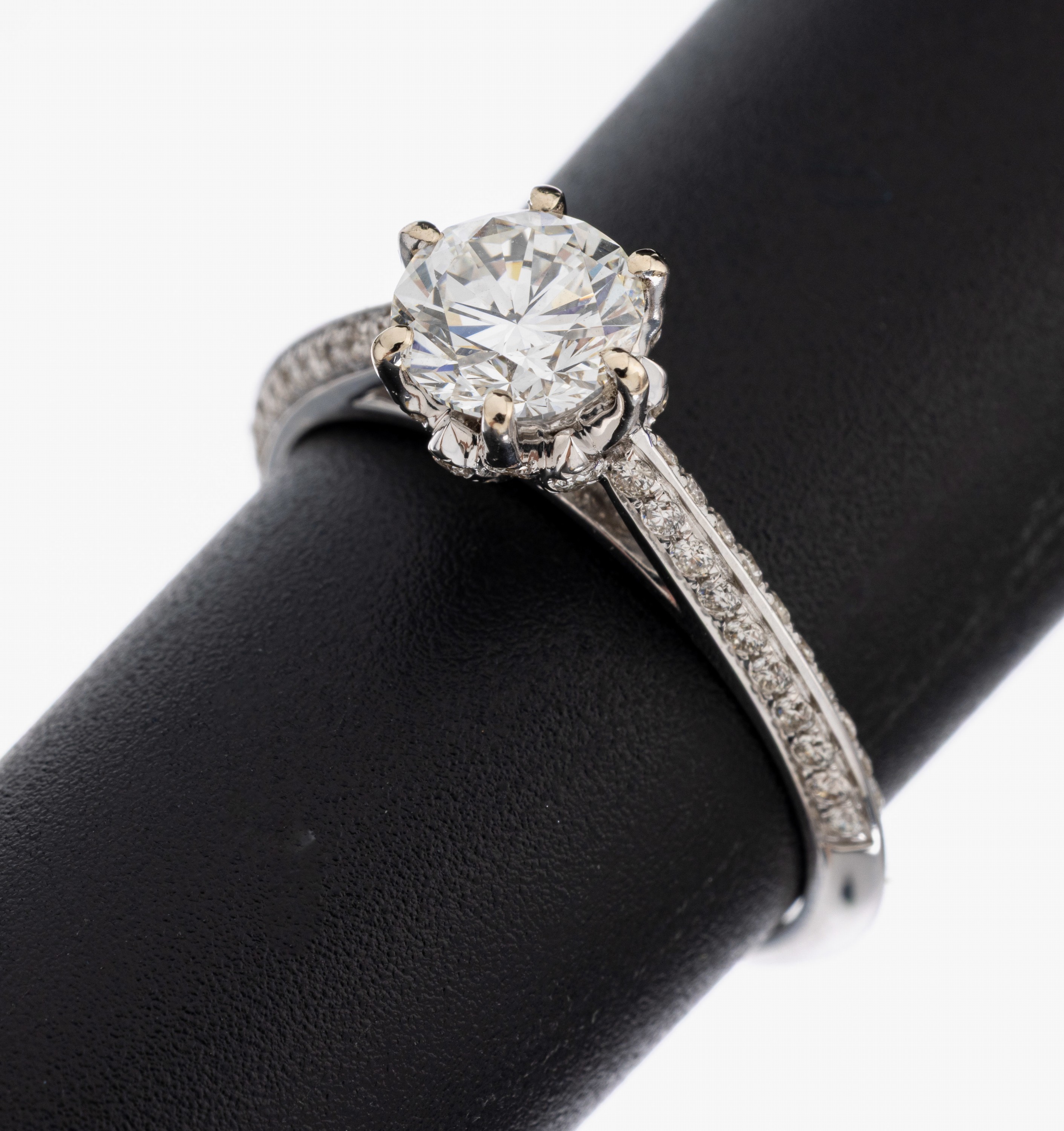 Image 27005789 - 18 kt Gold Brillant-Ring, WG 750/000, mittig Brillant ca. 1.11 ct feines ...