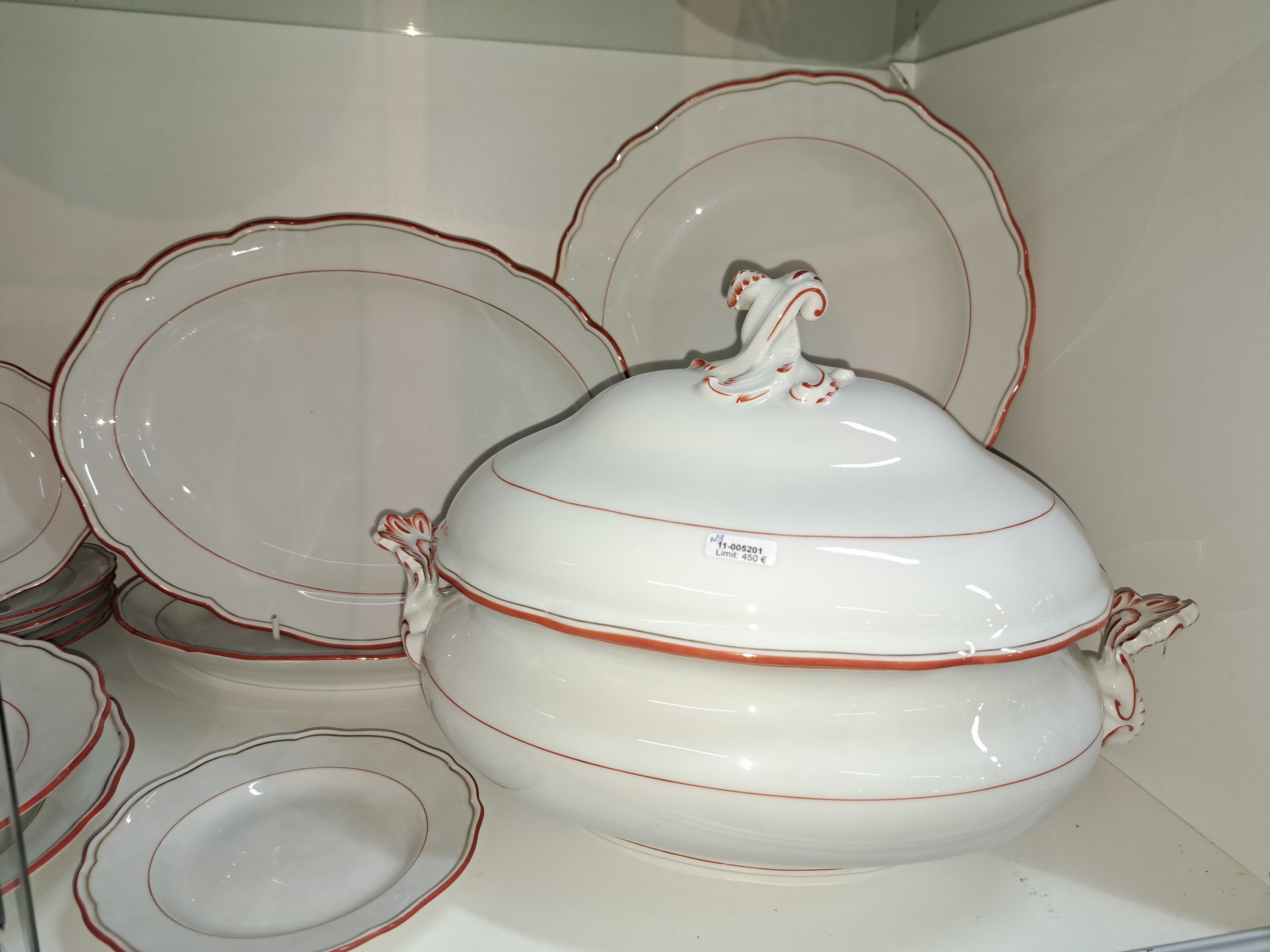 Detail a: Speiseservice für 6 Personen, Meissen, 20. Jh., 1. Wahl, Porzellan, korallroter und goldener Rand, Deckelterrine, 2 ovale Platten,2 runde Schalen, 6 ...