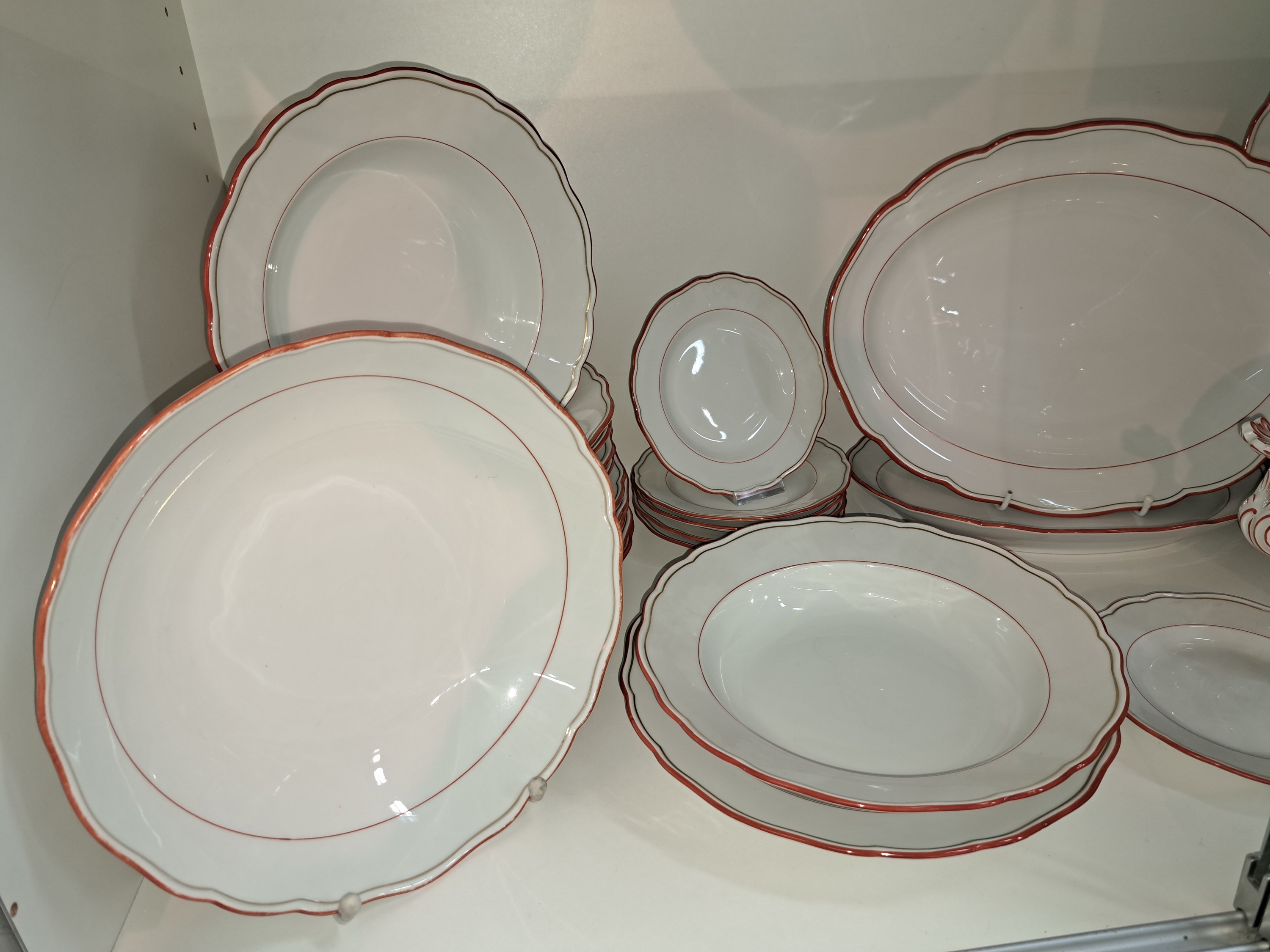 Detail b: Speiseservice für 6 Personen, Meissen, 20. Jh., 1. Wahl, Porzellan, korallroter und goldener Rand, Deckelterrine, 2 ovale Platten,2 runde Schalen, 6 ...