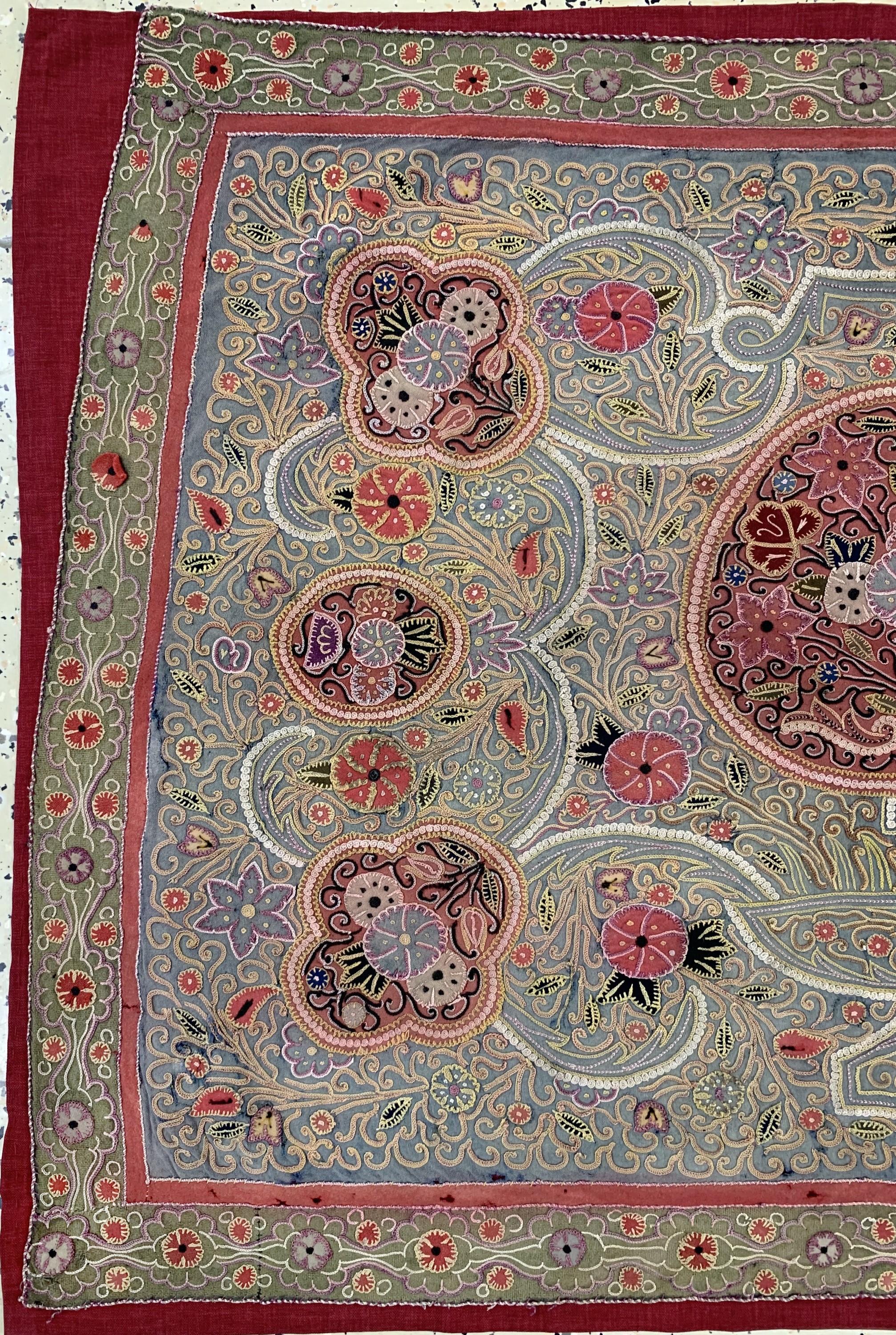 Detail b: "Rasht-Susani"antik, Persien, 19.Jhd, Seide-Baumwollstickerei, ca. 78 x 110 cm, EHZ:2-3