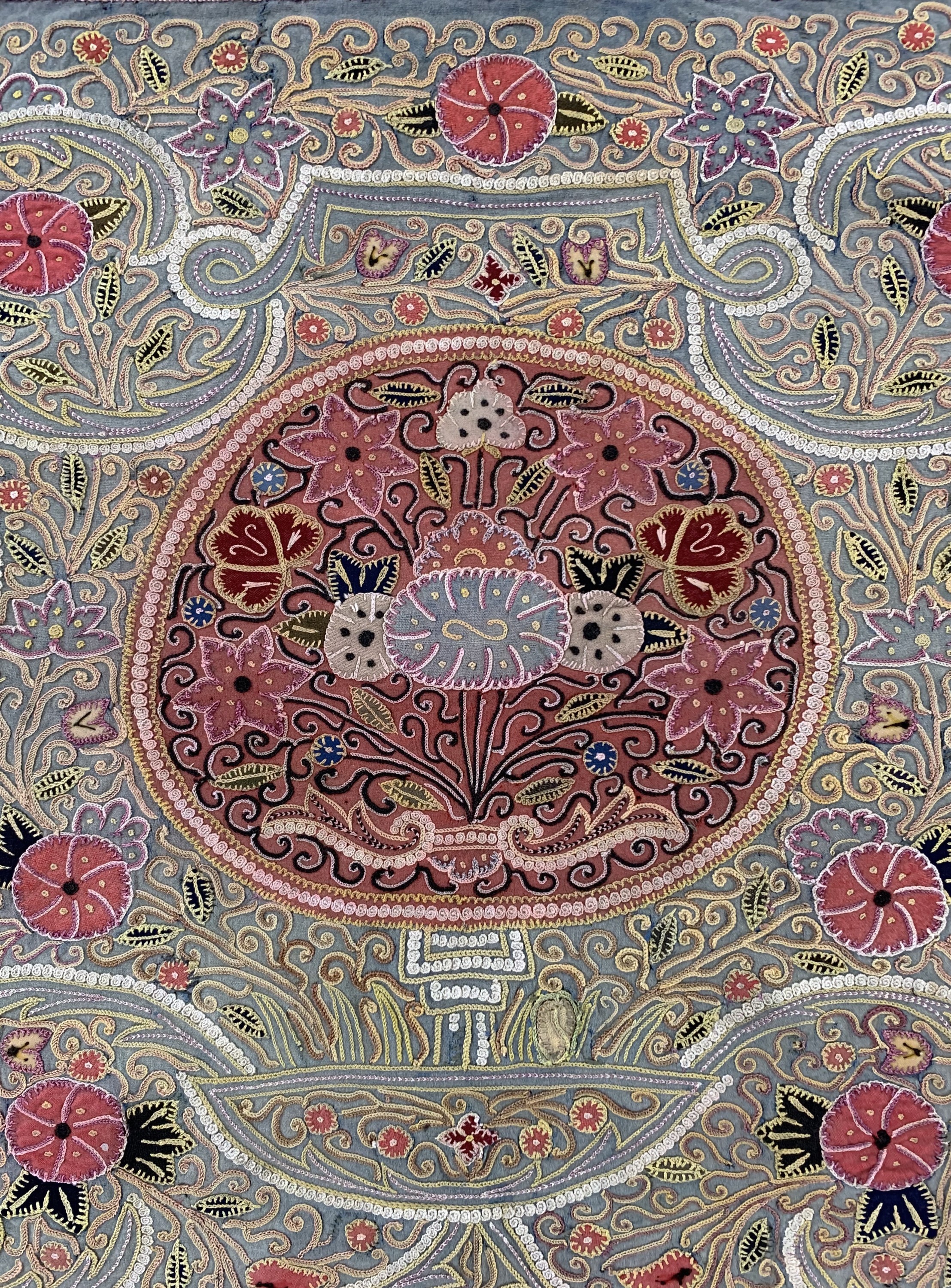 Detail c: "Rasht-Susani"antik, Persien, 19.Jhd, Seide-Baumwollstickerei, ca. 78 x 110 cm, EHZ:2-3
