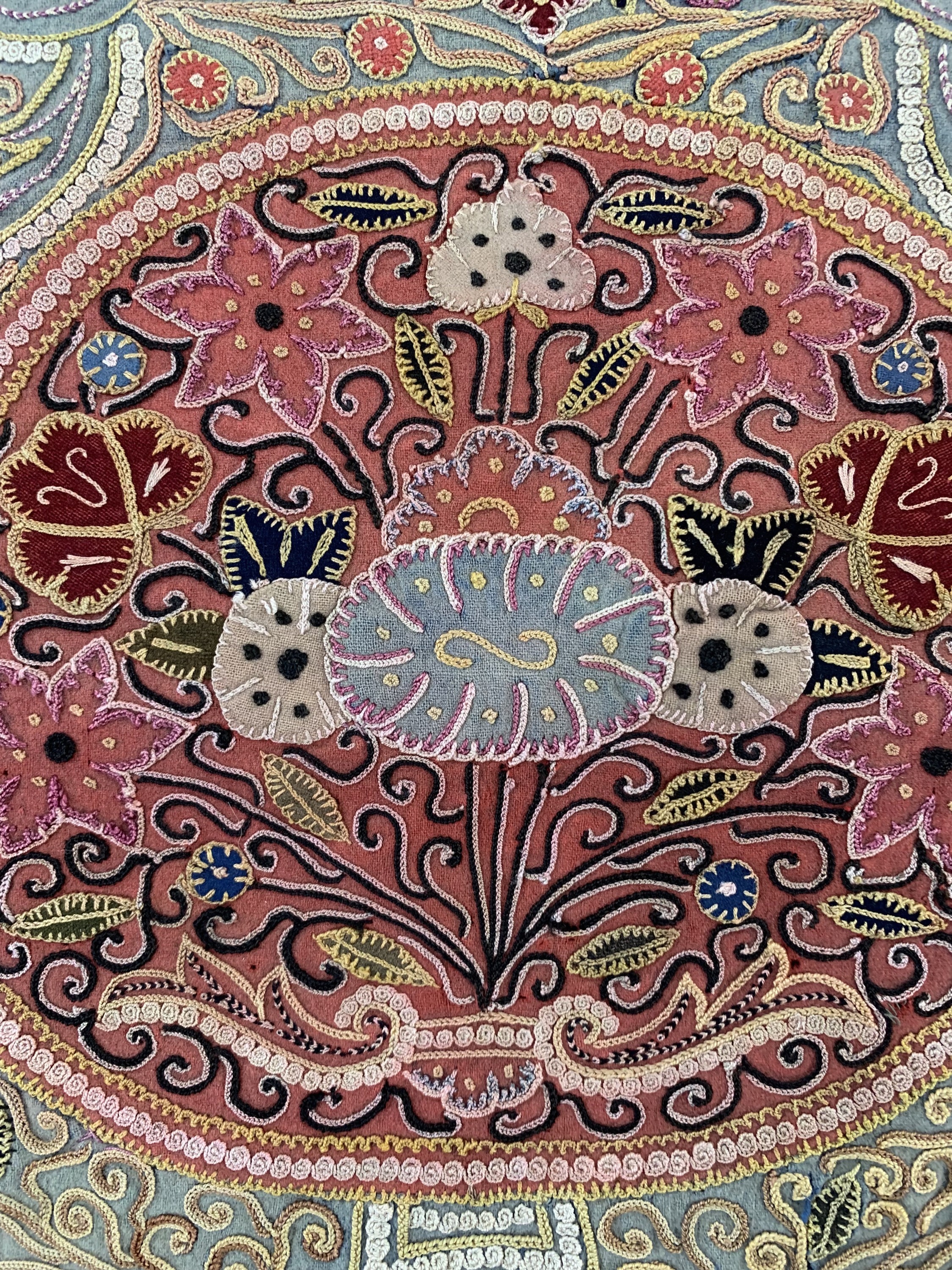 Detail d: "Rasht-Susani"antik, Persien, 19.Jhd, Seide-Baumwollstickerei, ca. 78 x 110 cm, EHZ:2-3