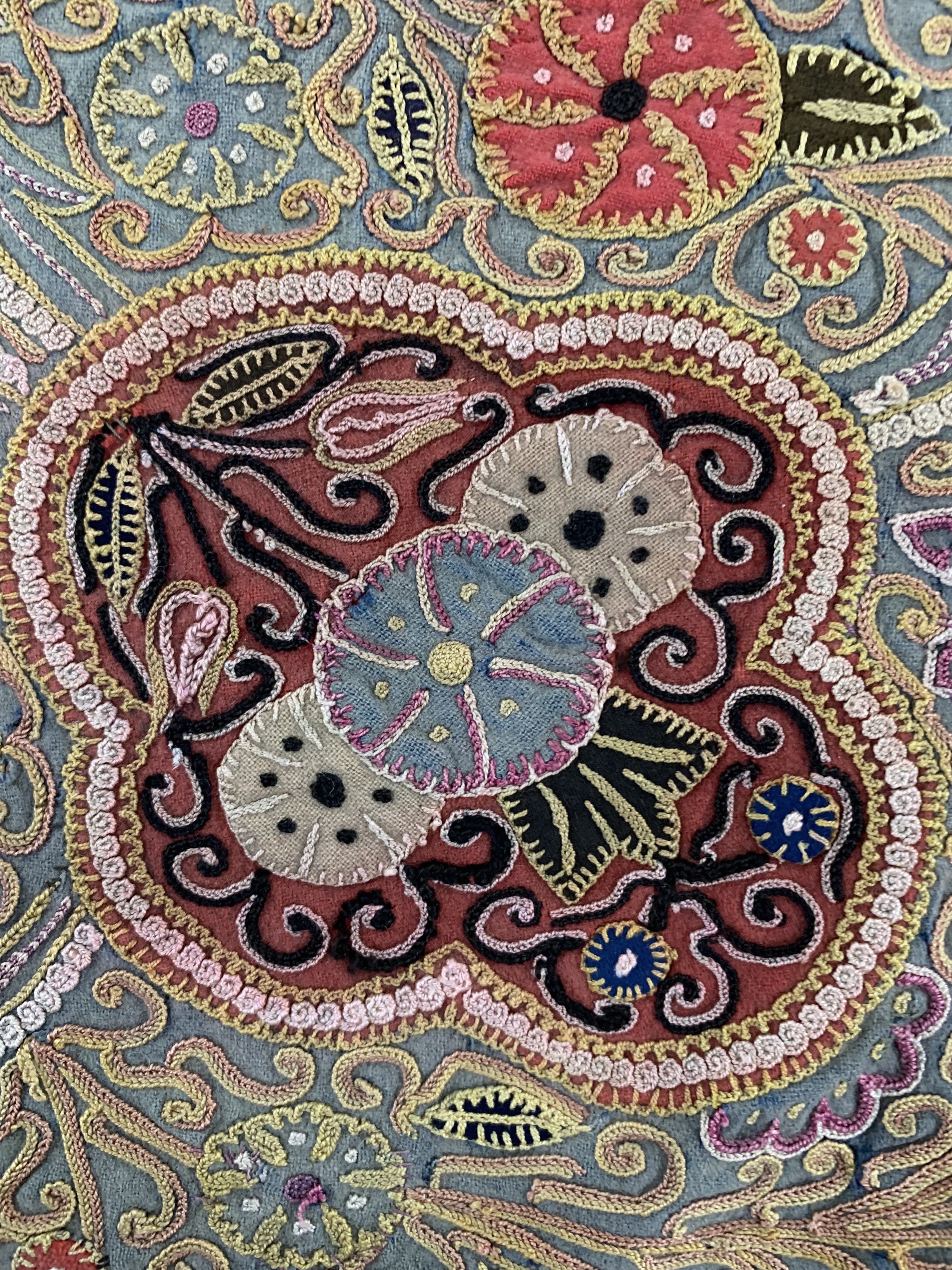 Detail e: "Rasht-Susani"antik, Persien, 19.Jhd, Seide-Baumwollstickerei, ca. 78 x 110 cm, EHZ:2-3