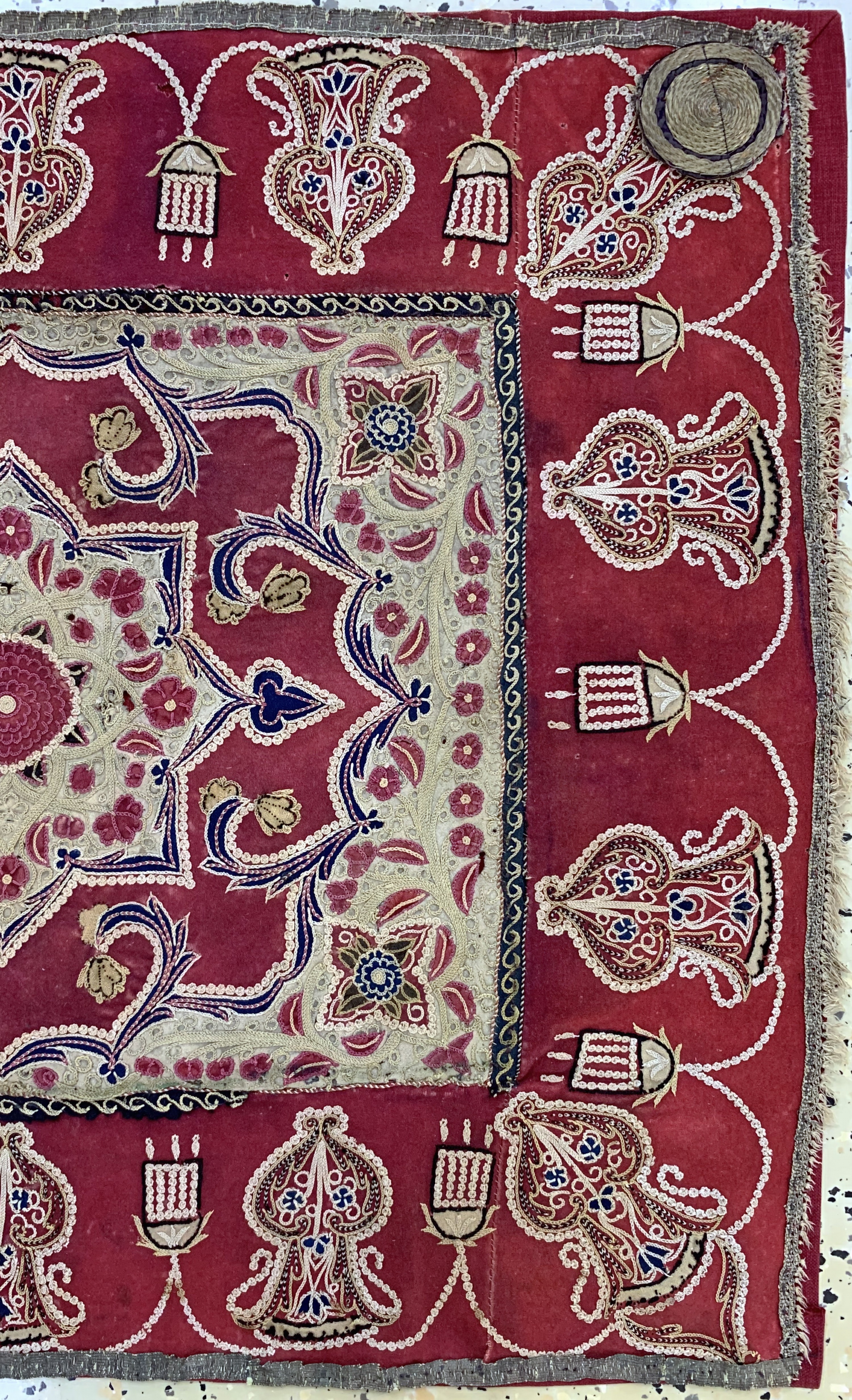 Detail a: "Rasht-Susani"antik, Persien, 19.Jhd, Seiden/Baumwoll-Metallstickerei, ca. 72 x 60cm, EHZ: 2-3