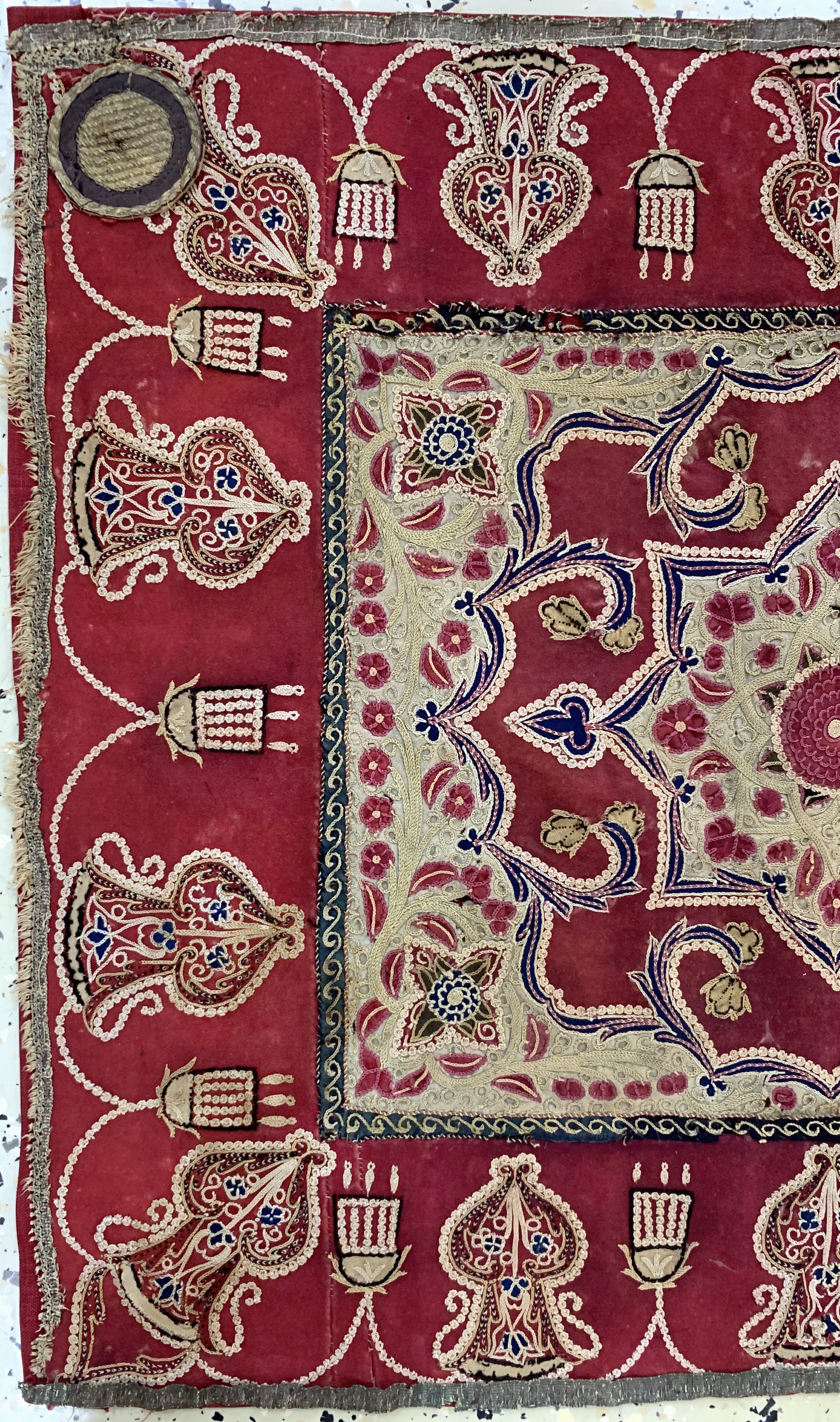 Detail b: "Rasht-Susani"antik, Persien, 19.Jhd, Seiden/Baumwoll-Metallstickerei, ca. 72 x 60cm, EHZ: 2-3