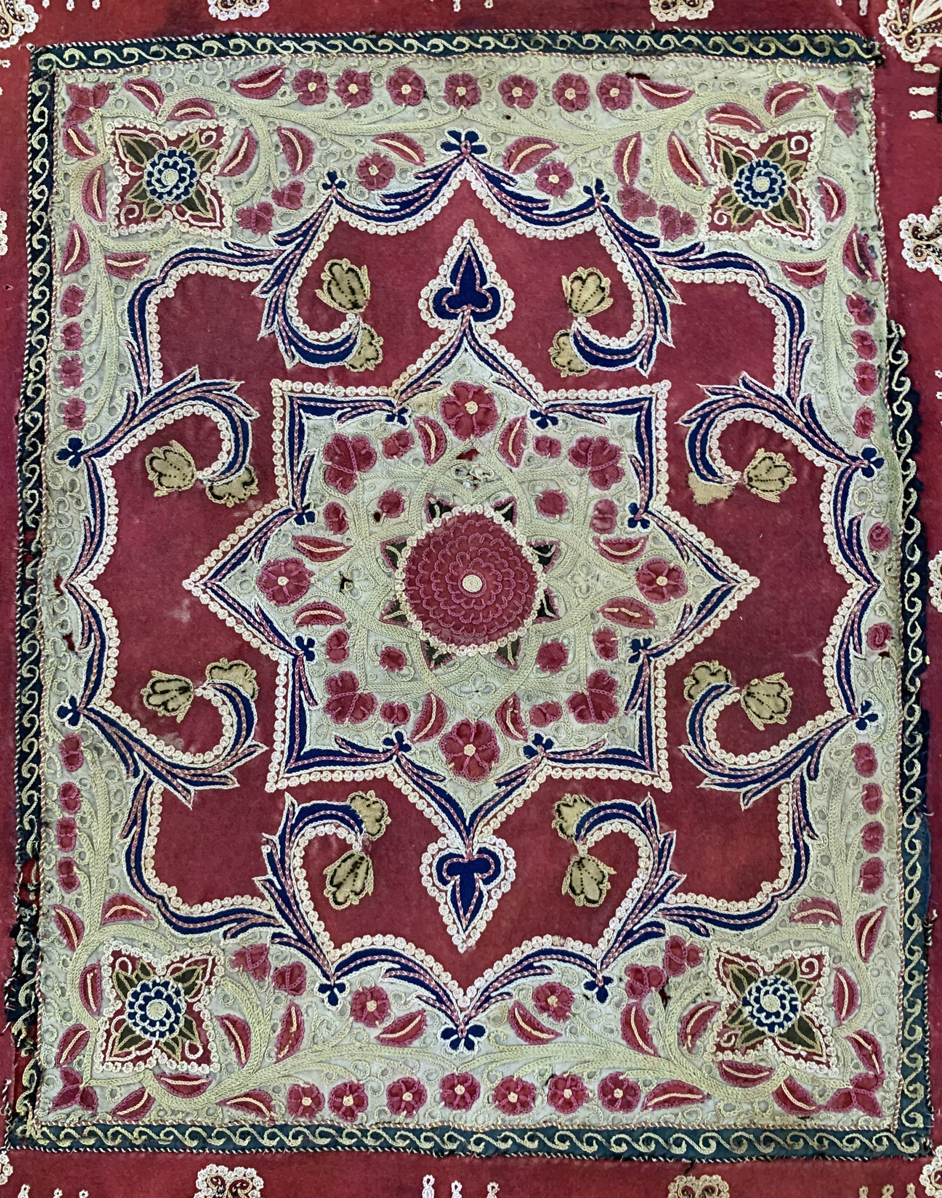 Detail c: "Rasht-Susani"antik, Persien, 19.Jhd, Seiden/Baumwoll-Metallstickerei, ca. 72 x 60cm, EHZ: 2-3