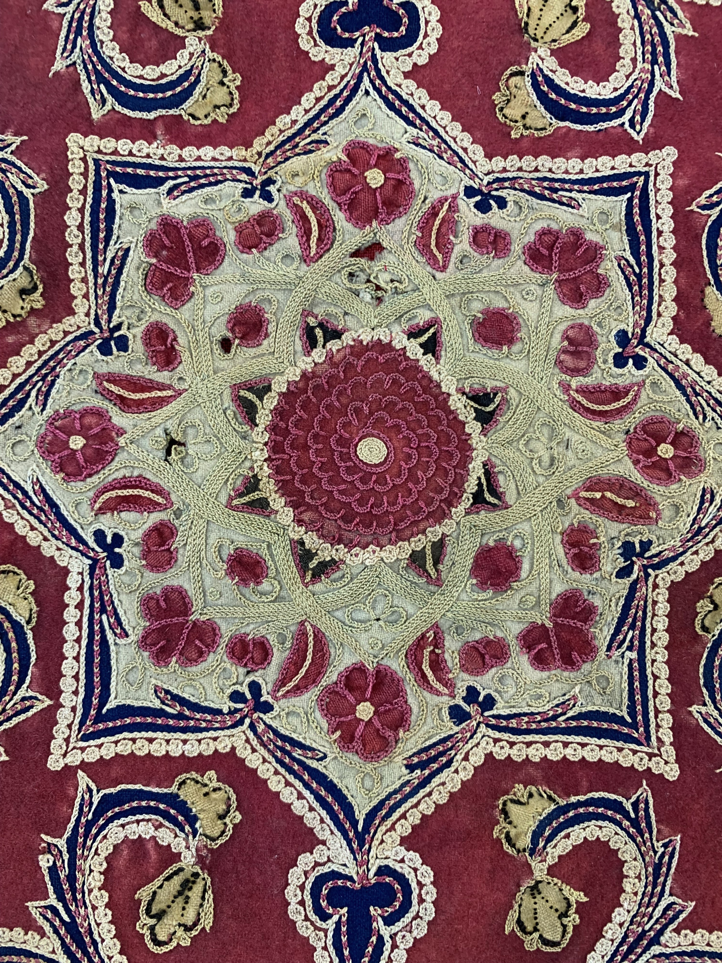 Detail d: "Rasht-Susani"antik, Persien, 19.Jhd, Seiden/Baumwoll-Metallstickerei, ca. 72 x 60cm, EHZ: 2-3