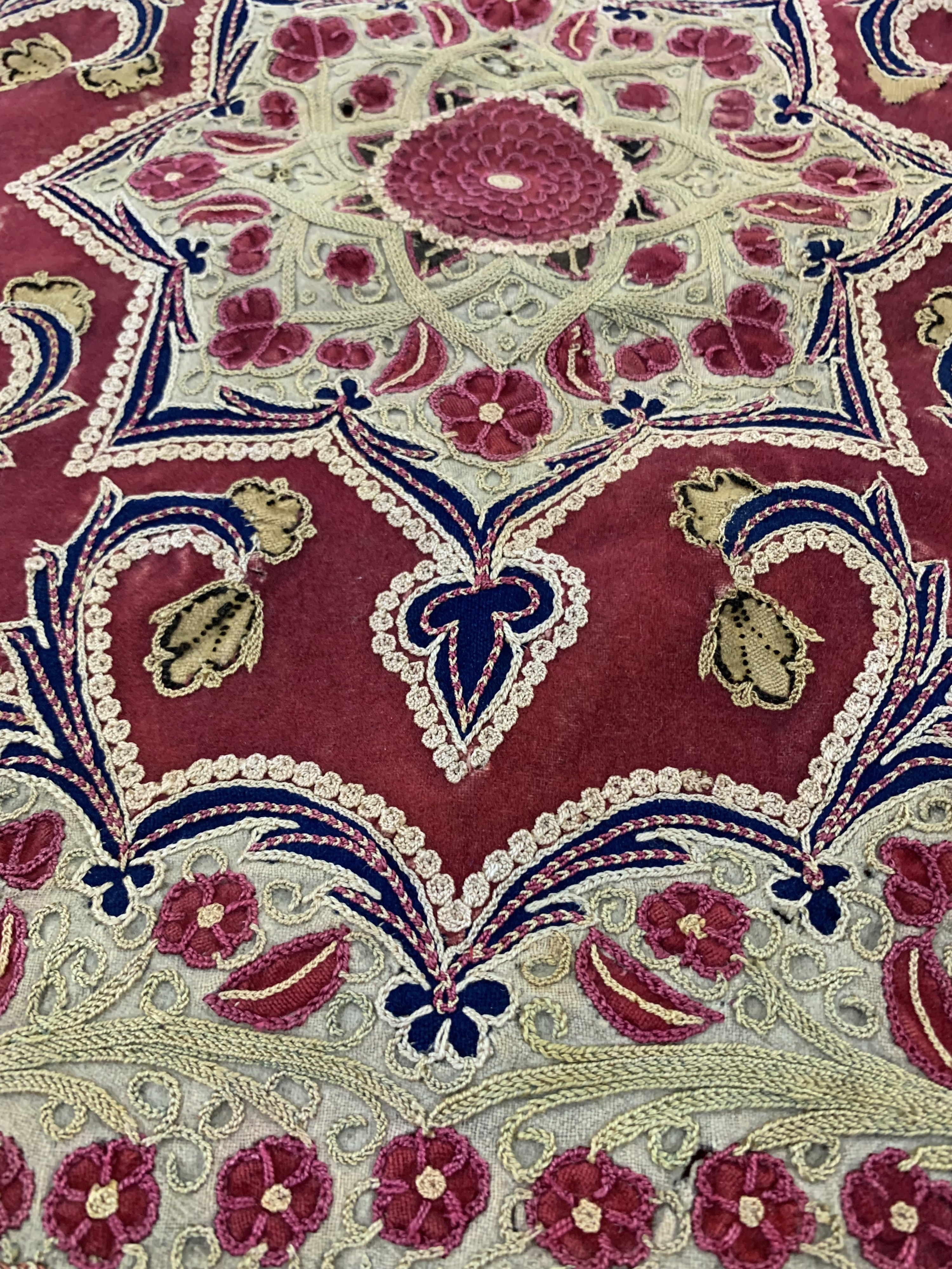 Detail e: "Rasht-Susani"antik, Persien, 19.Jhd, Seiden/Baumwoll-Metallstickerei, ca. 72 x 60cm, EHZ: 2-3