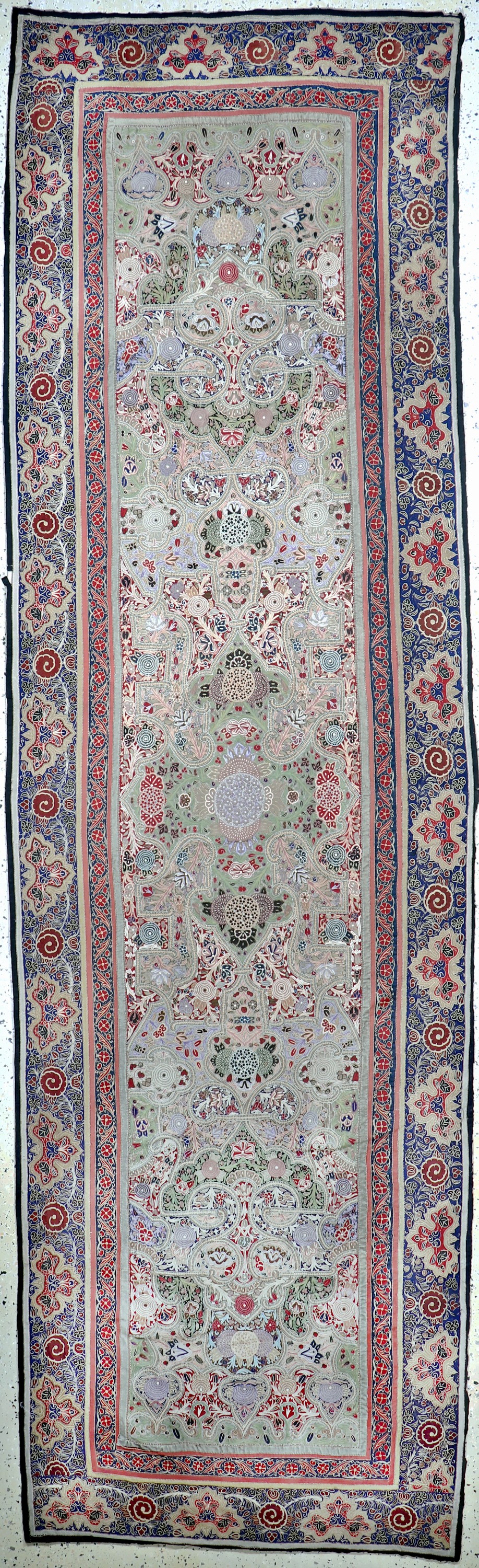 Image 27005806 - Seltene´Rasht-Susani´antik, Persien, 19.Jhd, Seide-Baumwollstickerei, ca. 370 x 110cm, ...
