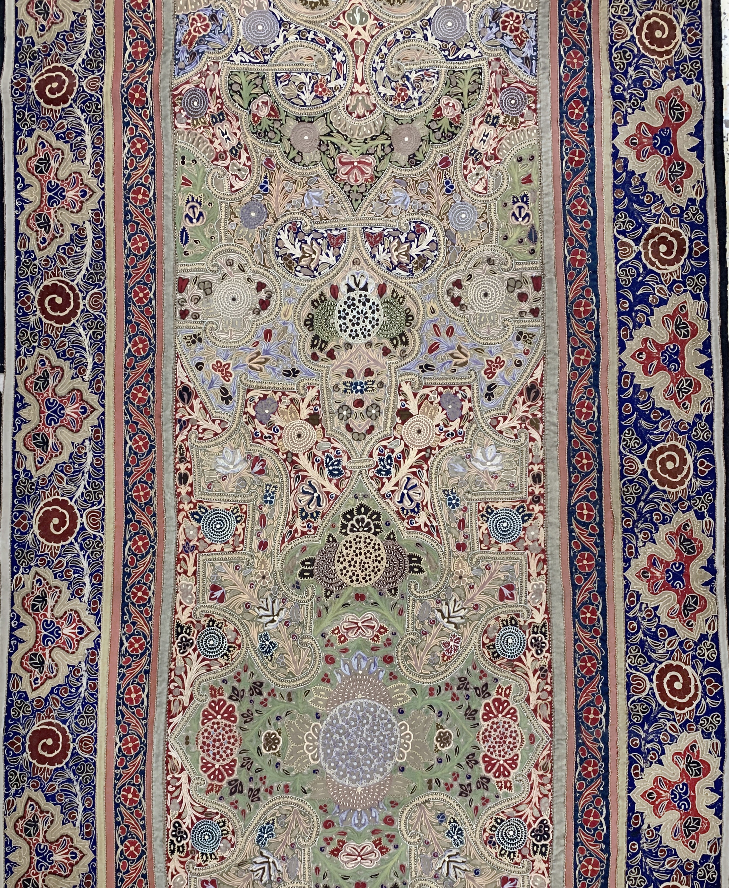 Detail b: Seltene"Rasht-Susani"antik, Persien, 19.Jhd, Seide-Baumwollstickerei, ca. 370 x 110cm, EHZ: 2-3