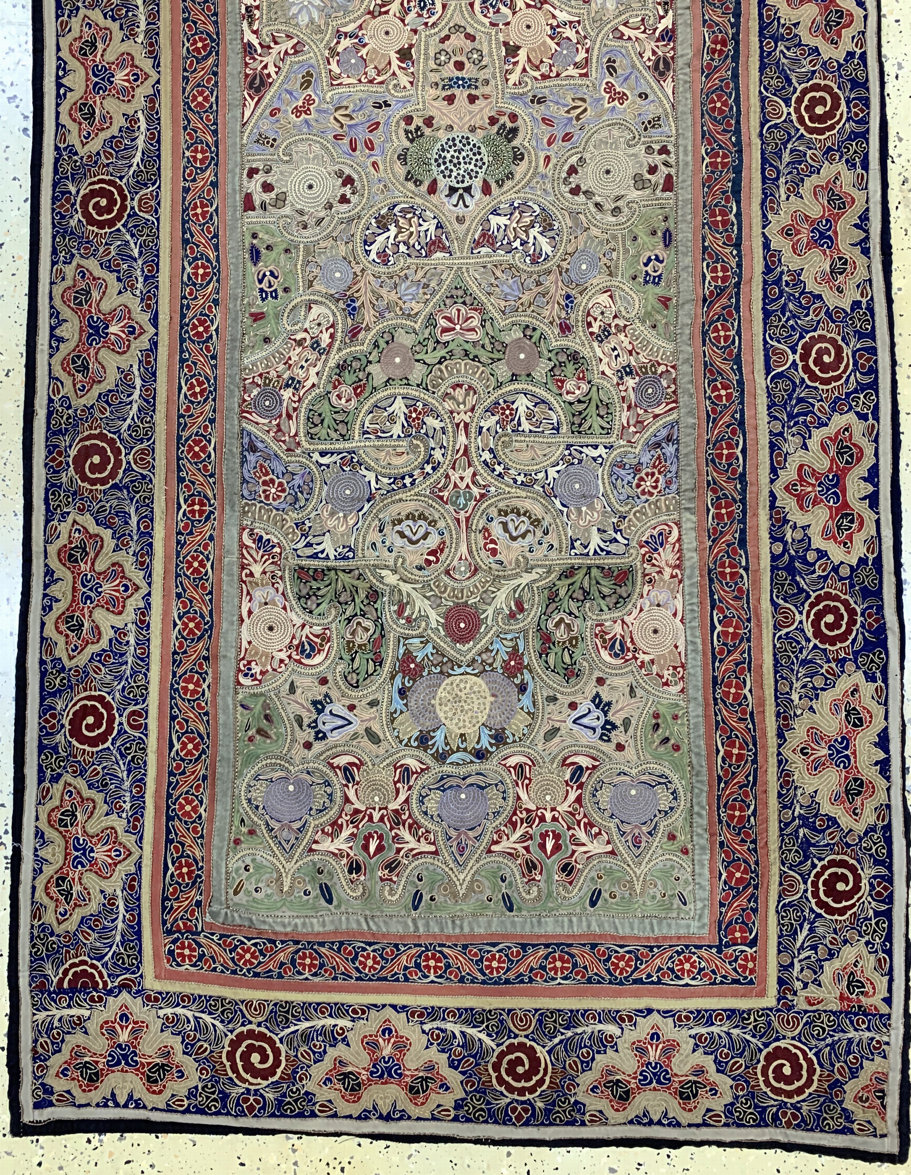 Detail d: Seltene"Rasht-Susani"antik, Persien, 19.Jhd, Seide-Baumwollstickerei, ca. 370 x 110cm, EHZ: 2-3