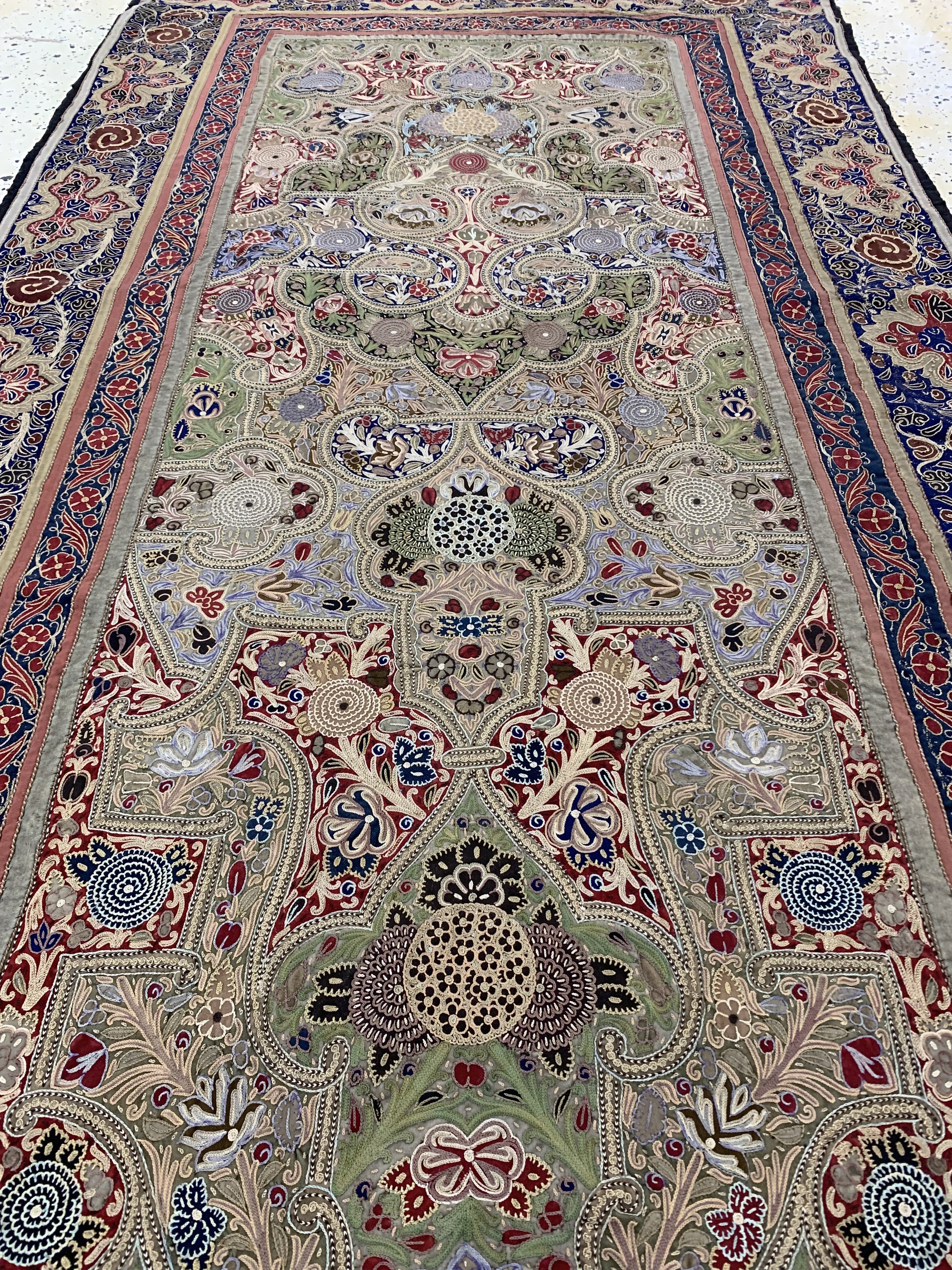 Detail e: Seltene"Rasht-Susani"antik, Persien, 19.Jhd, Seide-Baumwollstickerei, ca. 370 x 110cm, EHZ: 2-3