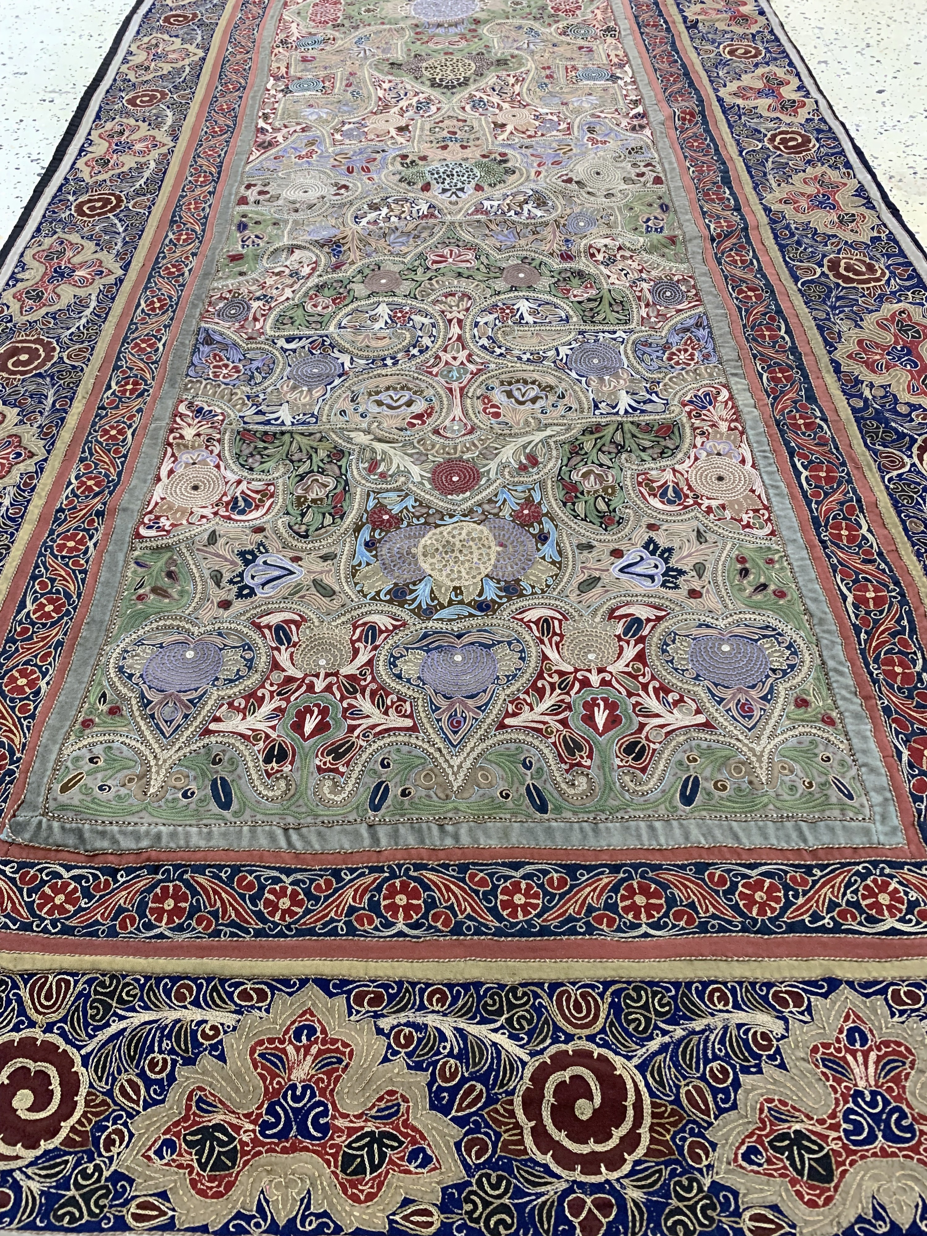 Detail f: Seltene"Rasht-Susani"antik, Persien, 19.Jhd, Seide-Baumwollstickerei, ca. 370 x 110cm, EHZ: 2-3
