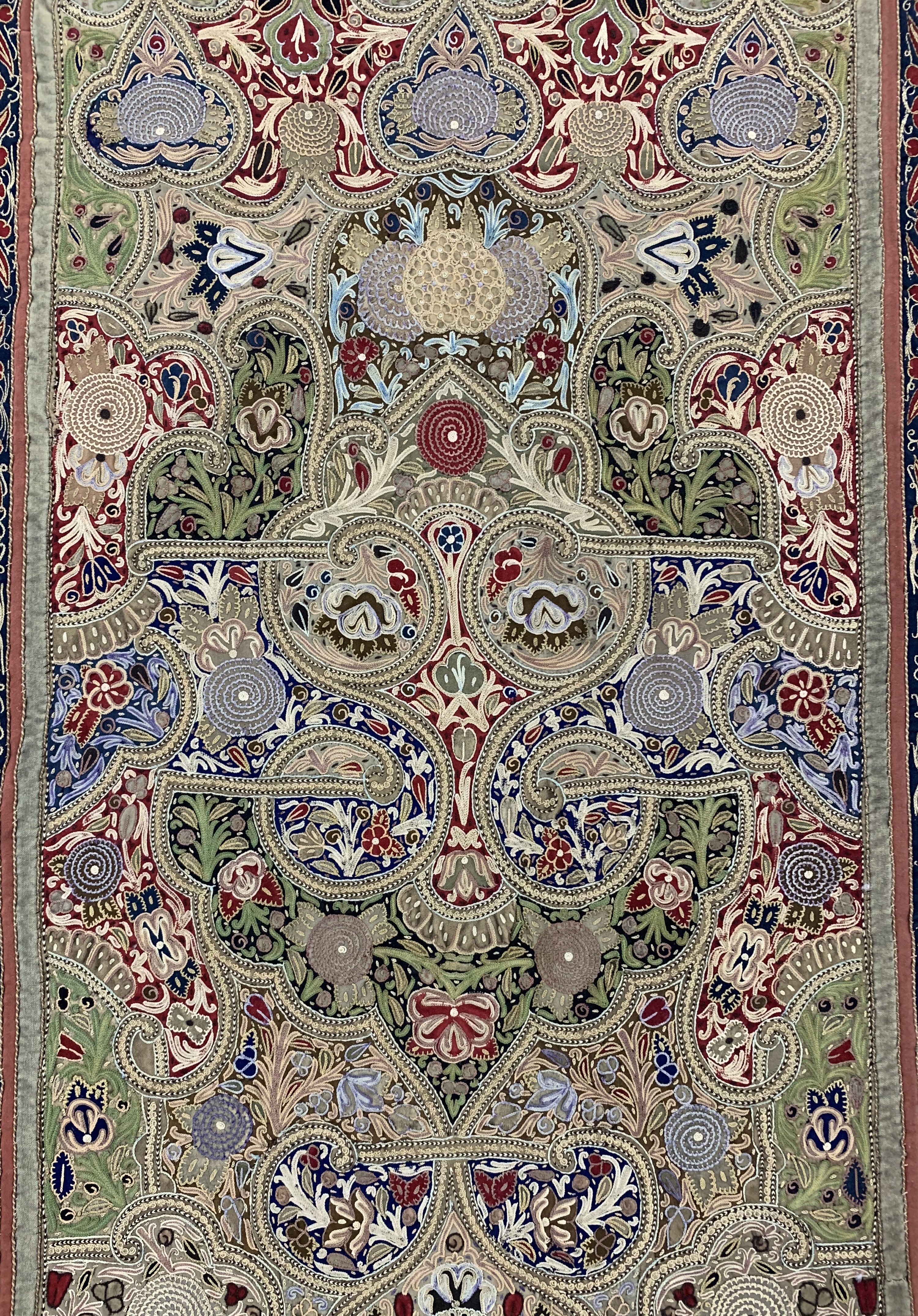 Detail i: Seltene"Rasht-Susani"antik, Persien, 19.Jhd, Seide-Baumwollstickerei, ca. 370 x 110cm, EHZ: 2-3