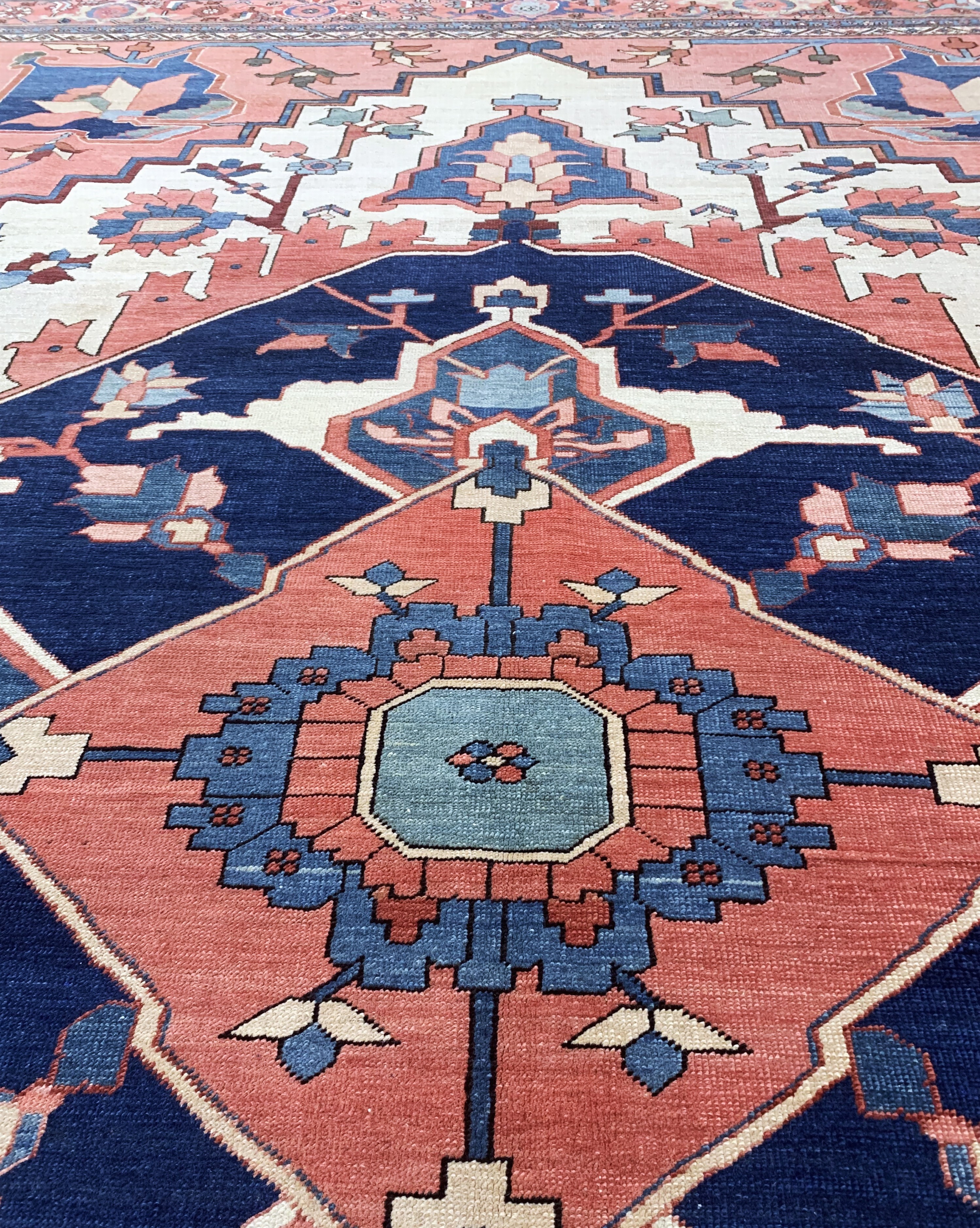 Detail j: Heriz"Serapi"antik, Persien, 19.Jhd, Wolle auf Baumwolle, ca. 395 x 280 cm, EHZ:(gleichmäßig dünn), fachkundig gereinigt.