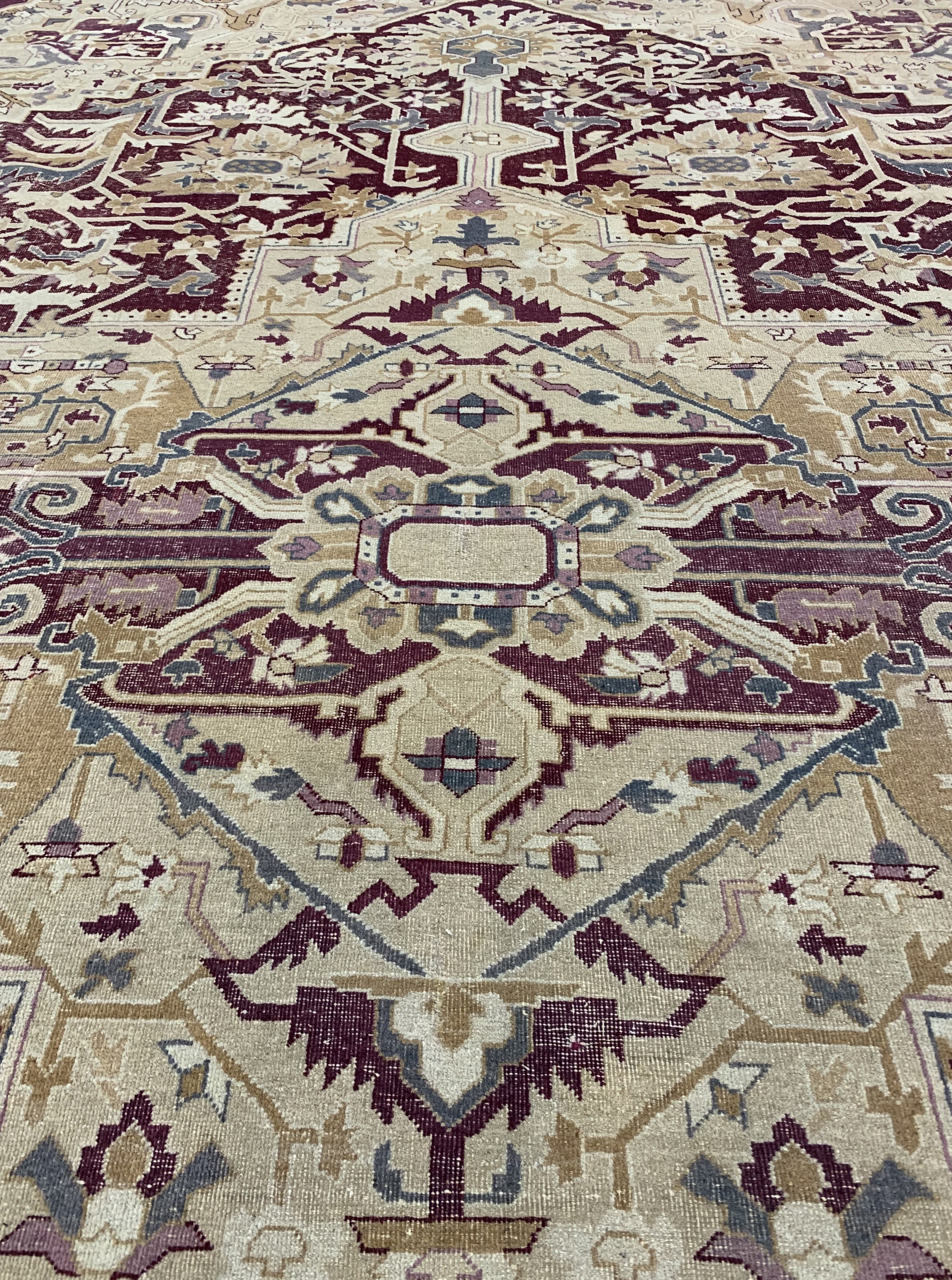 Detail j: Antiker"Amritsa", Indien, 19.Jhd, Wolle auf Baumwolle, ca. 425 x 315 cm, EHZ:(gleichmäßig dünn), minimal restauriert