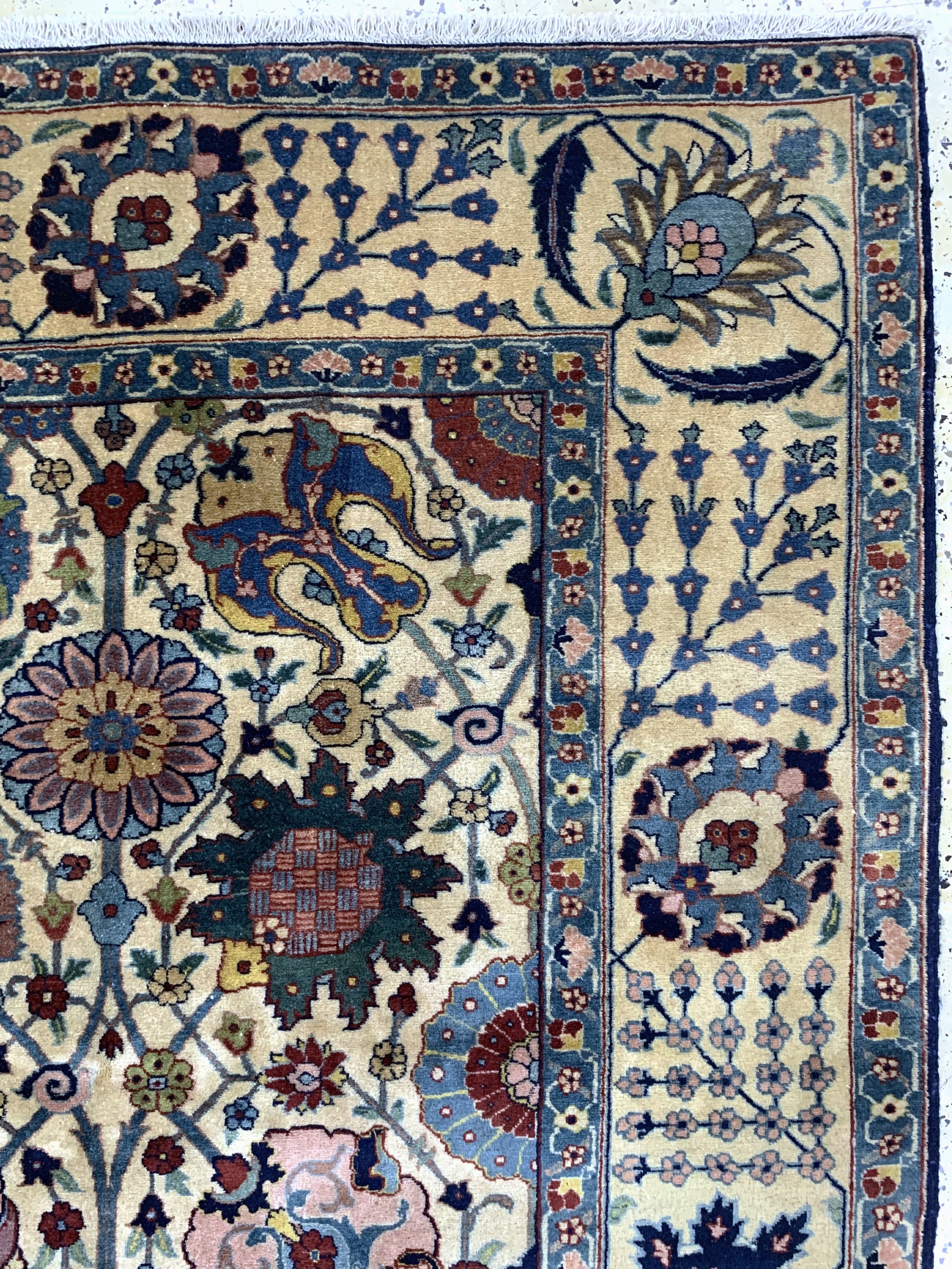 Detail h: Täbriz Kork fein Persien, signiert"Ghalibafie Ghanadi", um 1920-1930, Korkwolle auf Baumwolle, ca. 305 x 225 cm, EHZ: 1-2, (fachkundig ...