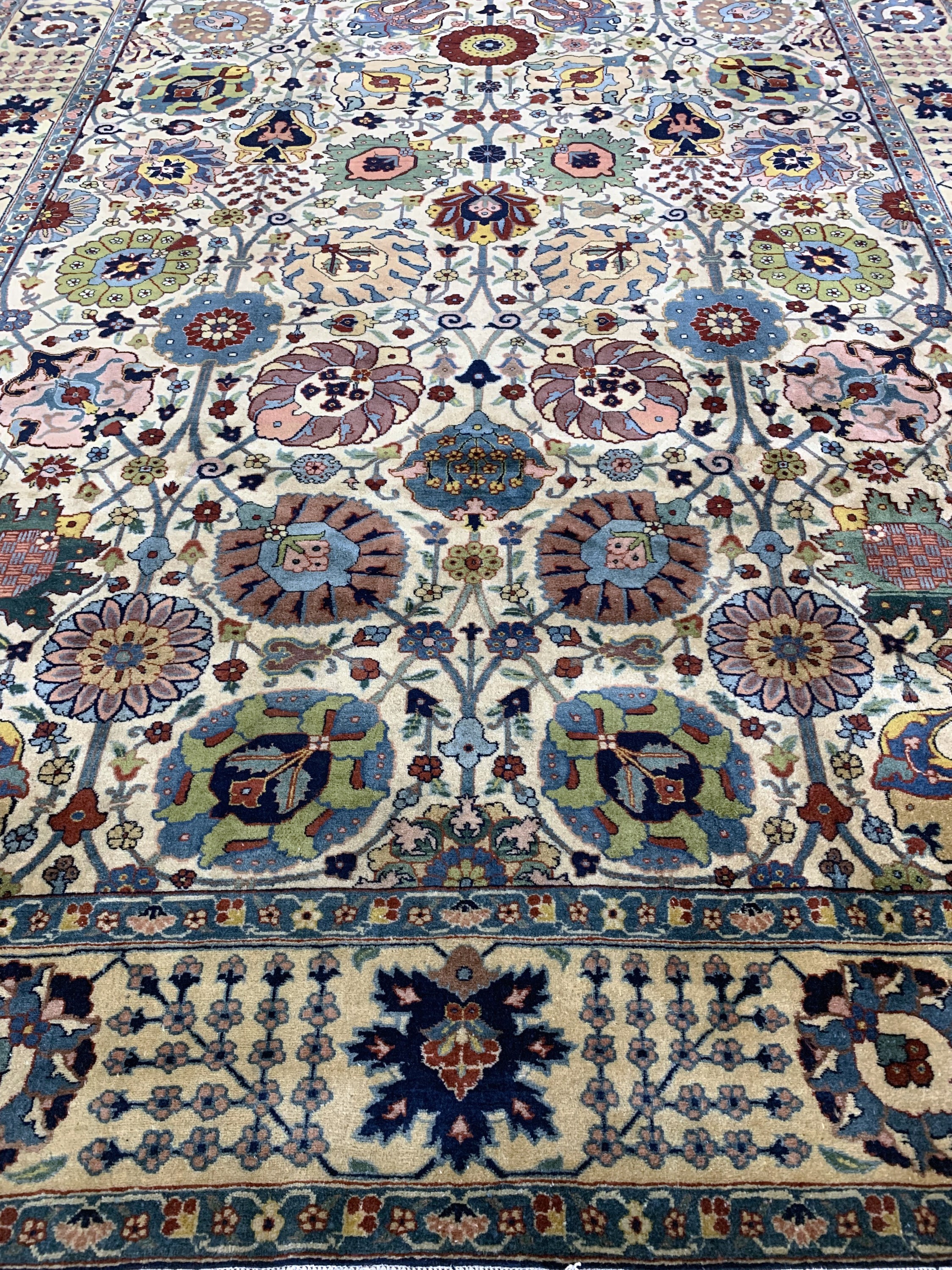 Detail j: Täbriz Kork fein Persien, signiert"Ghalibafie Ghanadi", um 1920-1930, Korkwolle auf Baumwolle, ca. 305 x 225 cm, EHZ: 1-2, (fachkundig ...