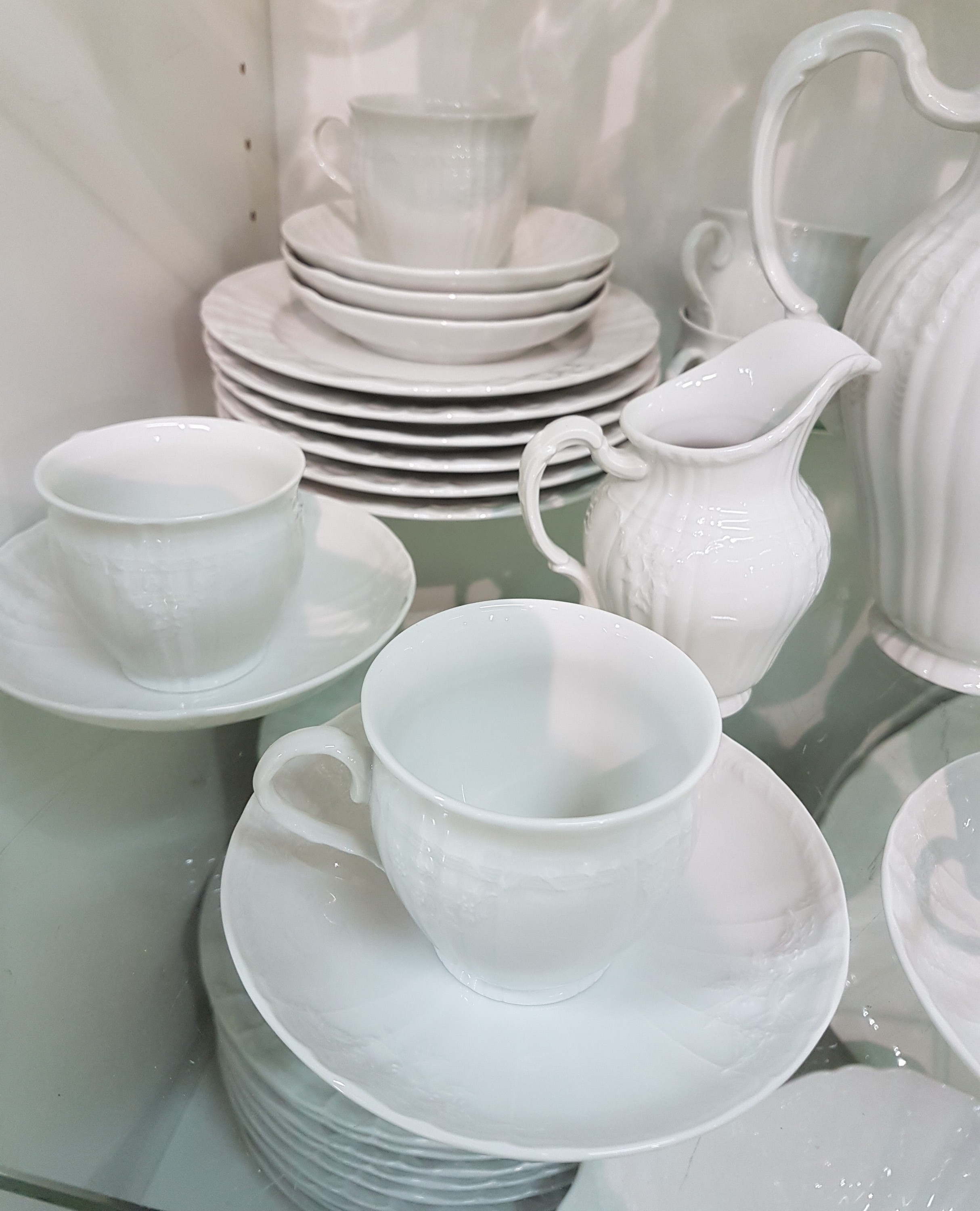Detail b: Umfangreiches Speise- und Kaffeeservice, KPM Berlin, Dekor Rocaille, 20.Jh., Weißporzellan, Reliefzierrat, 12 Kaffeetassen mit 11 UT, 12 ...