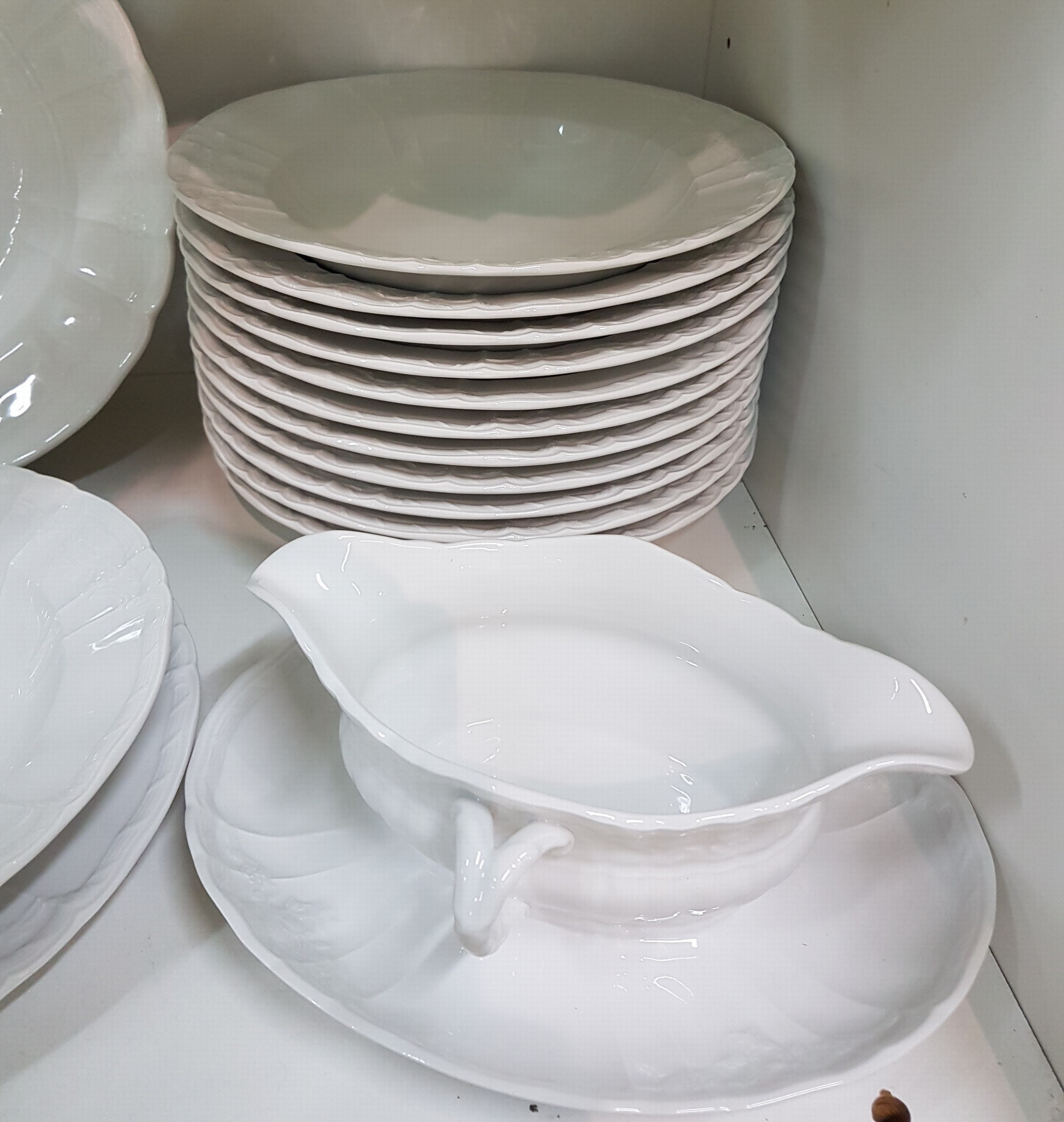 Detail f: Umfangreiches Speise- und Kaffeeservice, KPM Berlin, Dekor Rocaille, 20.Jh., Weißporzellan, Reliefzierrat, 12 Kaffeetassen mit 11 UT, 12 ...