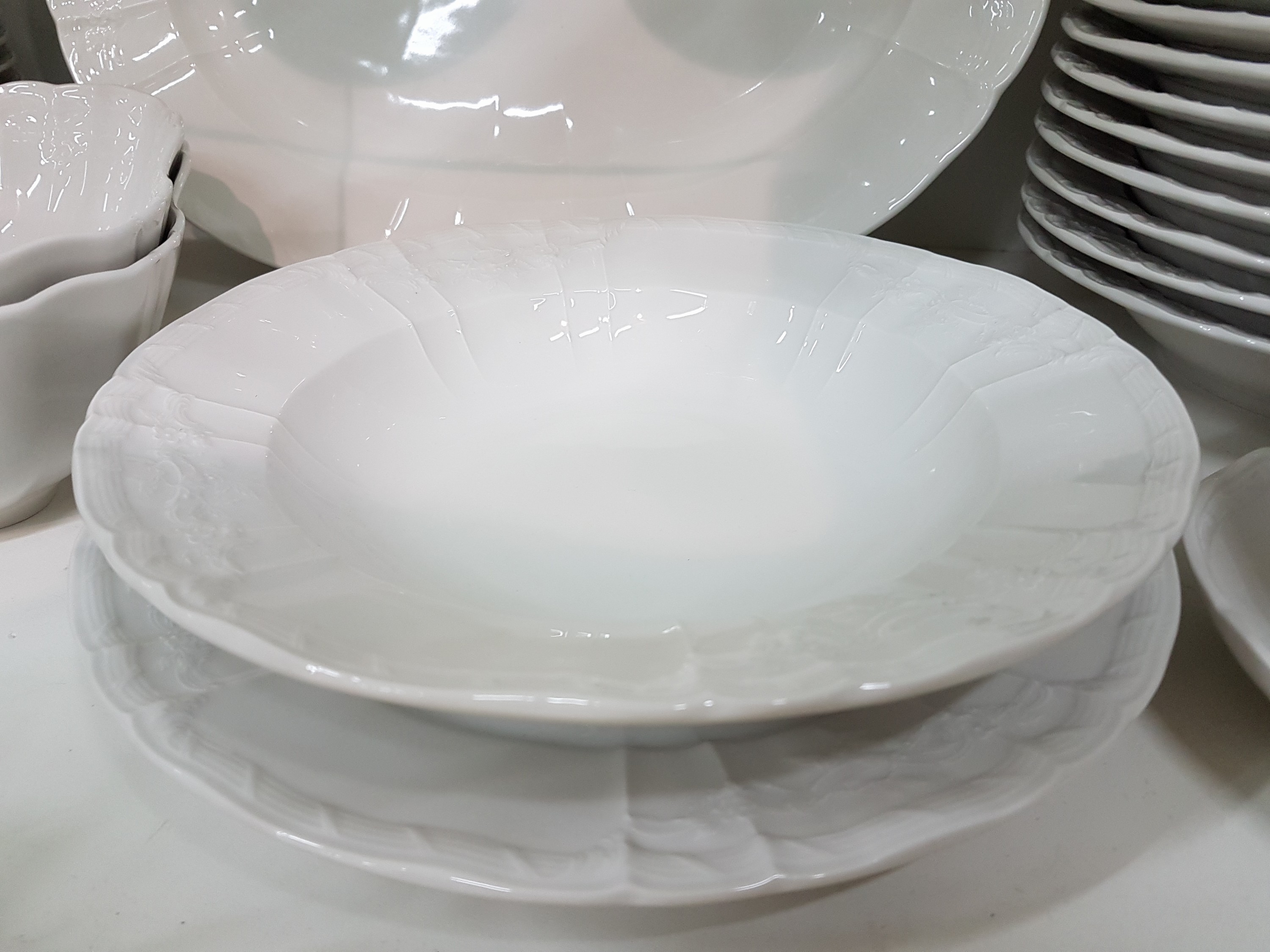 Detail g: Umfangreiches Speise- und Kaffeeservice, KPM Berlin, Dekor Rocaille, 20.Jh., Weißporzellan, Reliefzierrat, 12 Kaffeetassen mit 11 UT, 12 ...