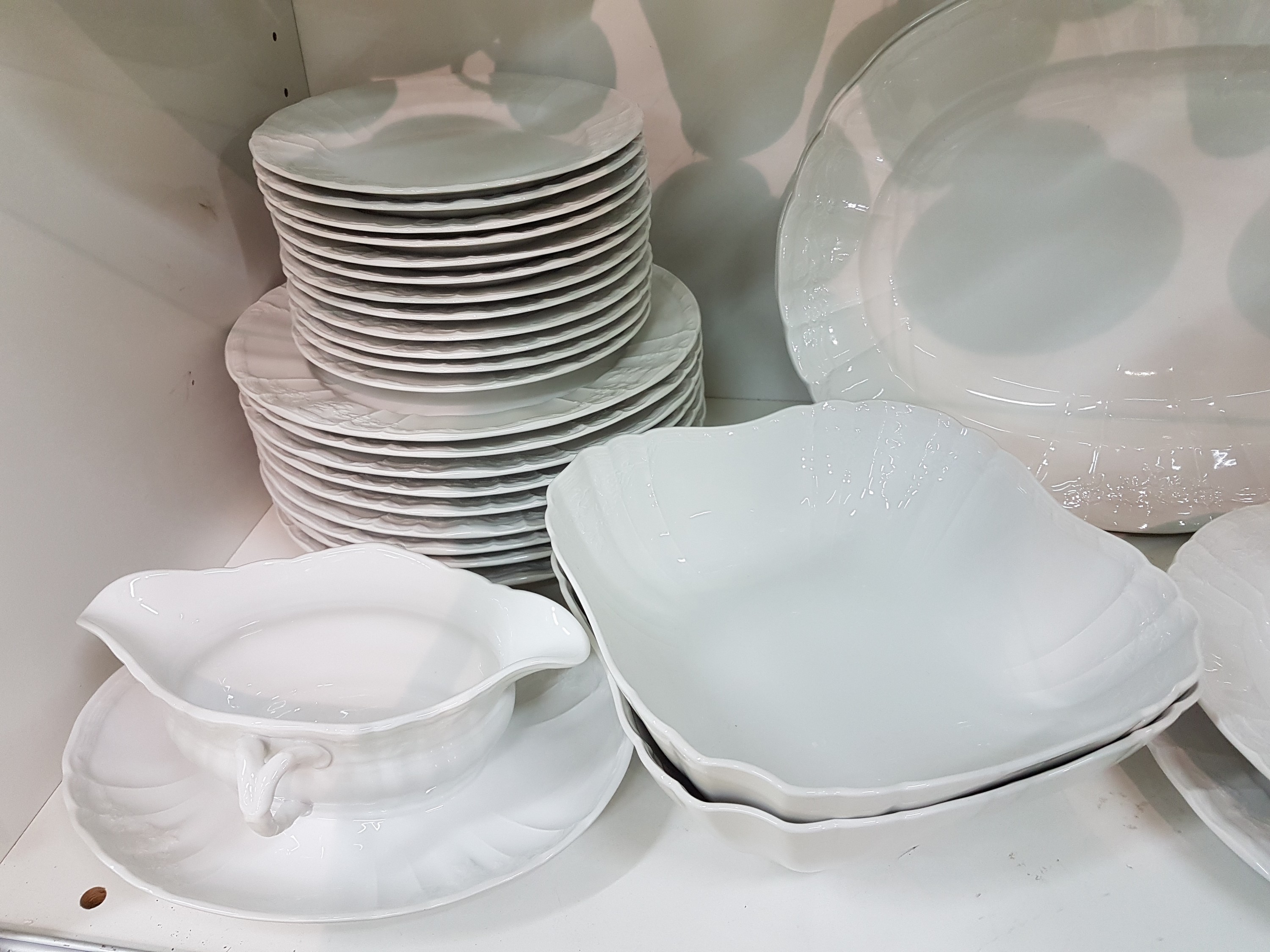 Detail h: Umfangreiches Speise- und Kaffeeservice, KPM Berlin, Dekor Rocaille, 20.Jh., Weißporzellan, Reliefzierrat, 12 Kaffeetassen mit 11 UT, 12 ...