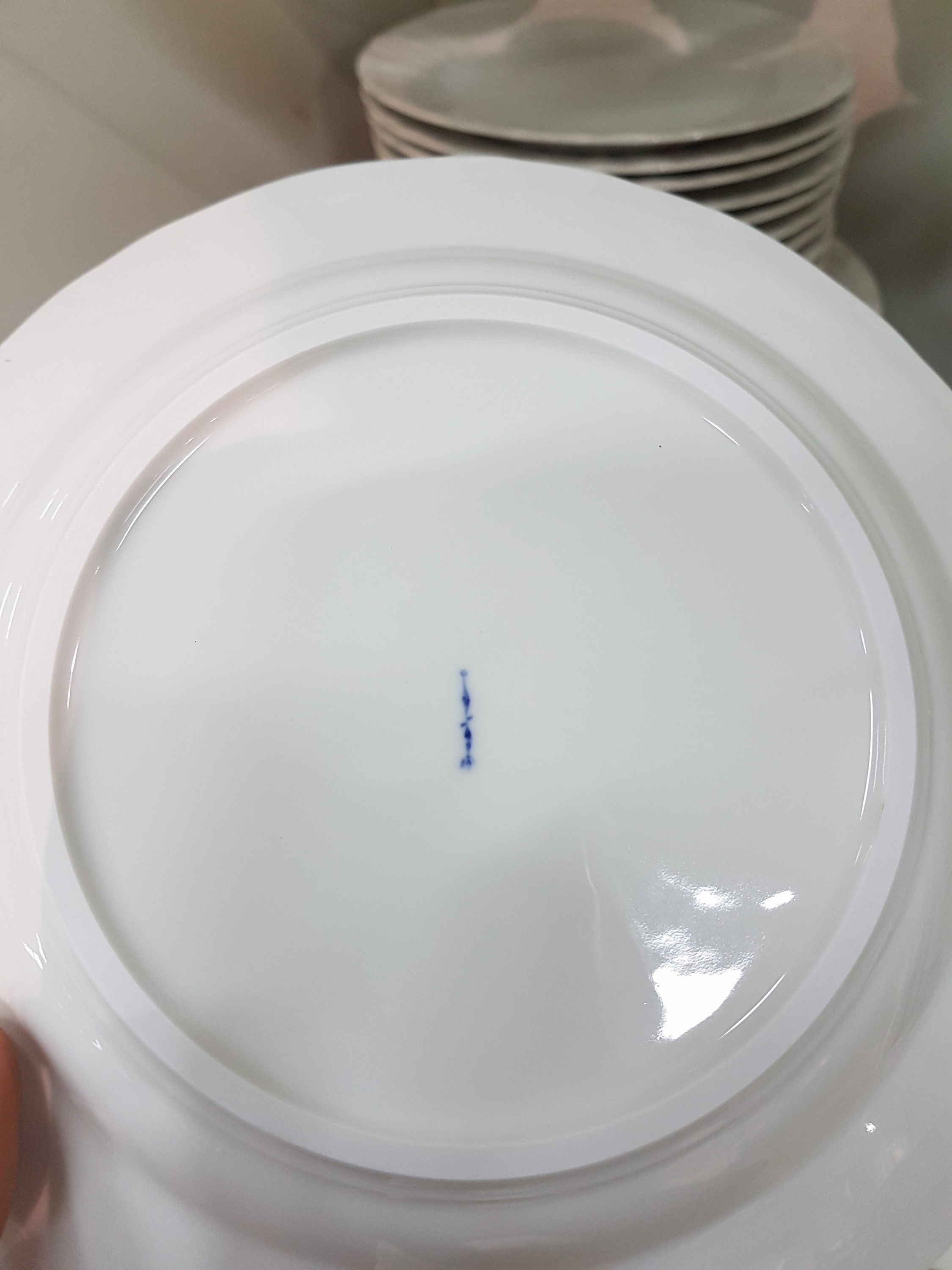 Detail i: Umfangreiches Speise- und Kaffeeservice, KPM Berlin, Dekor Rocaille, 20.Jh., Weißporzellan, Reliefzierrat, 12 Kaffeetassen mit 11 UT, 12 ...