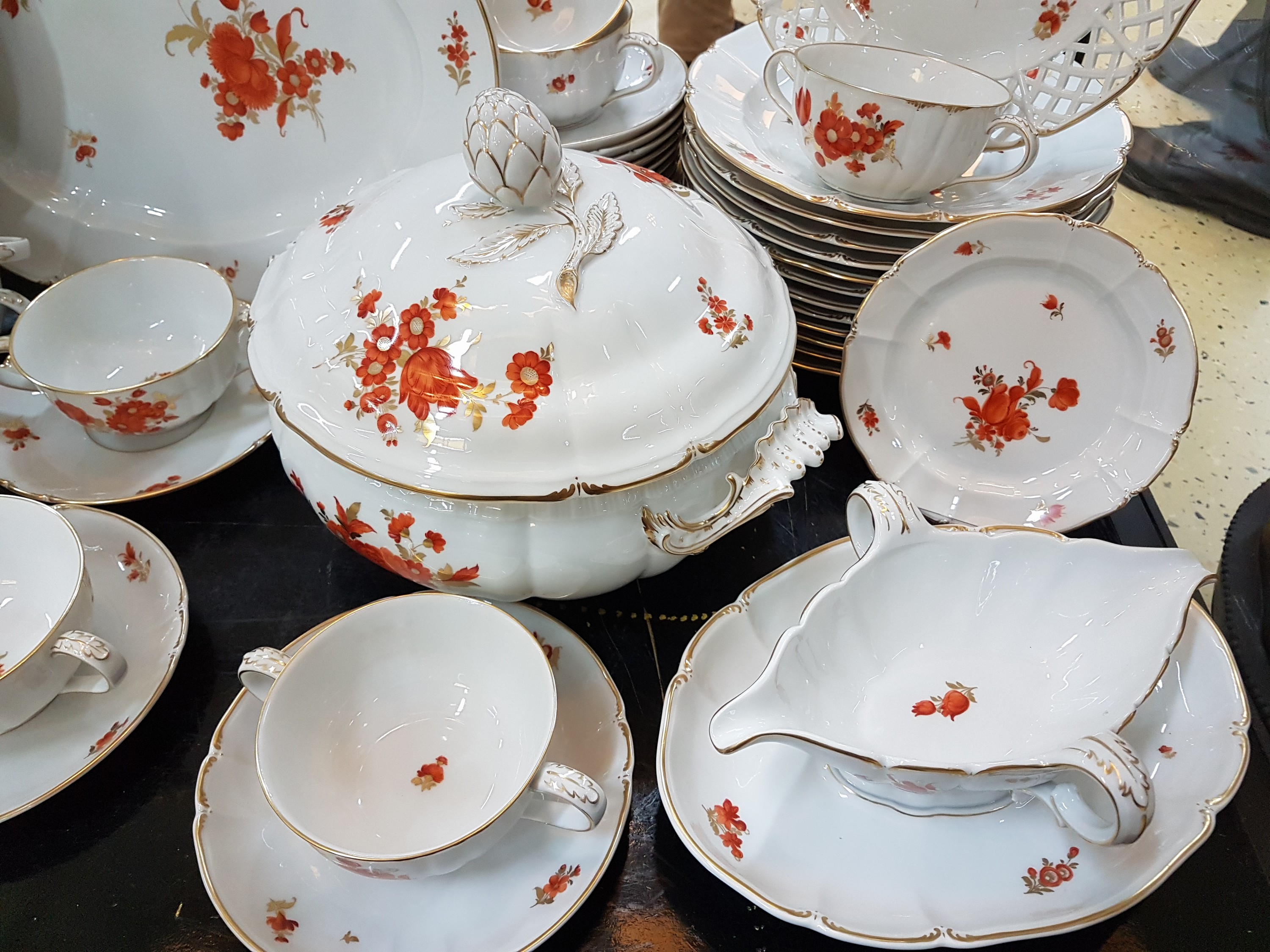 Detail a: Umfangreiches Speise- und Kaffeeservice, DekorRokoko, Nymphenburg, Porzellan, eisenroter Blumendekor, 12 Teetassen mit UT, 12 Kuchenteller, ...