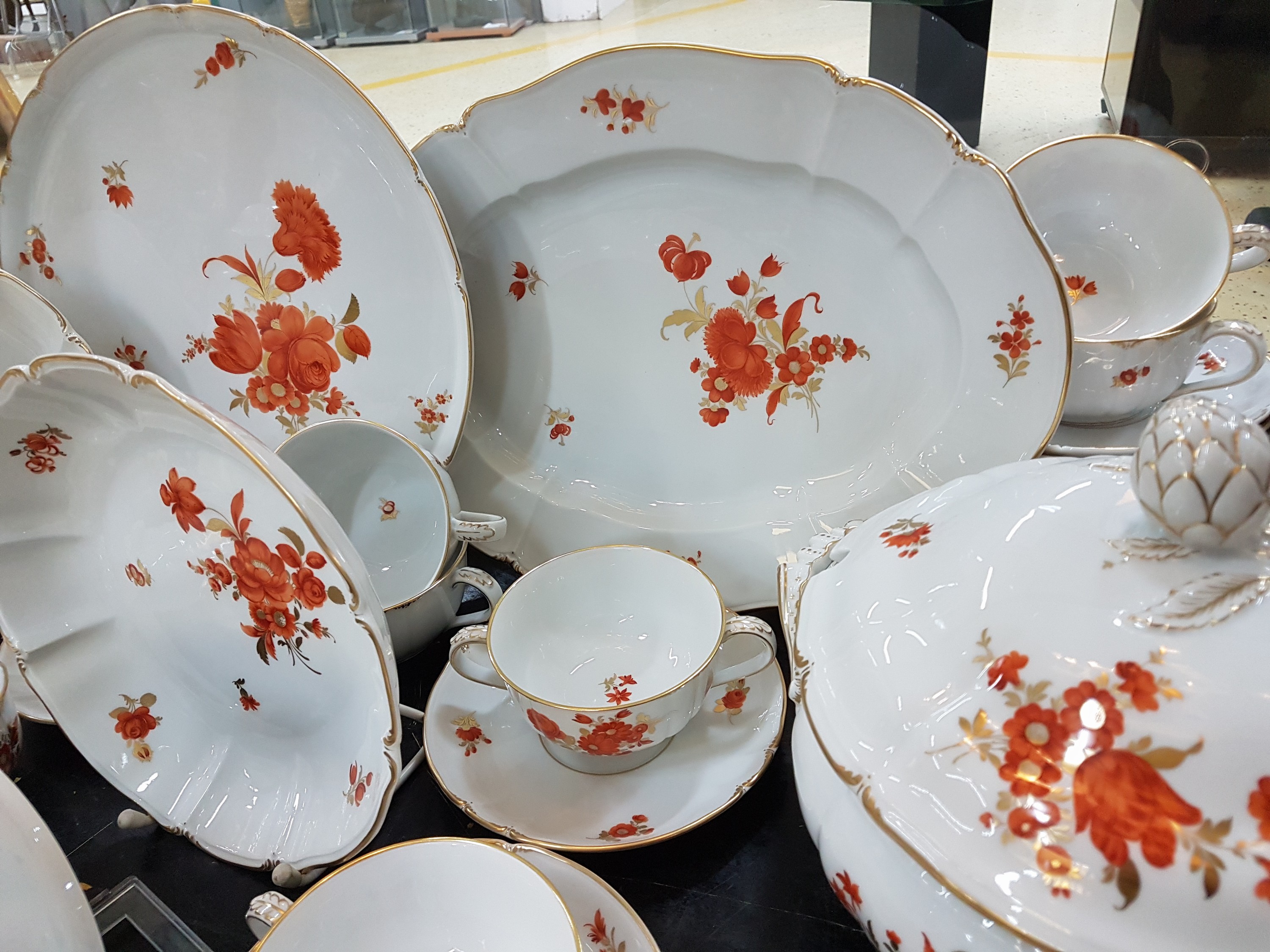 Detail b: Umfangreiches Speise- und Kaffeeservice, DekorRokoko, Nymphenburg, Porzellan, eisenroter Blumendekor, 12 Teetassen mit UT, 12 Kuchenteller, ...