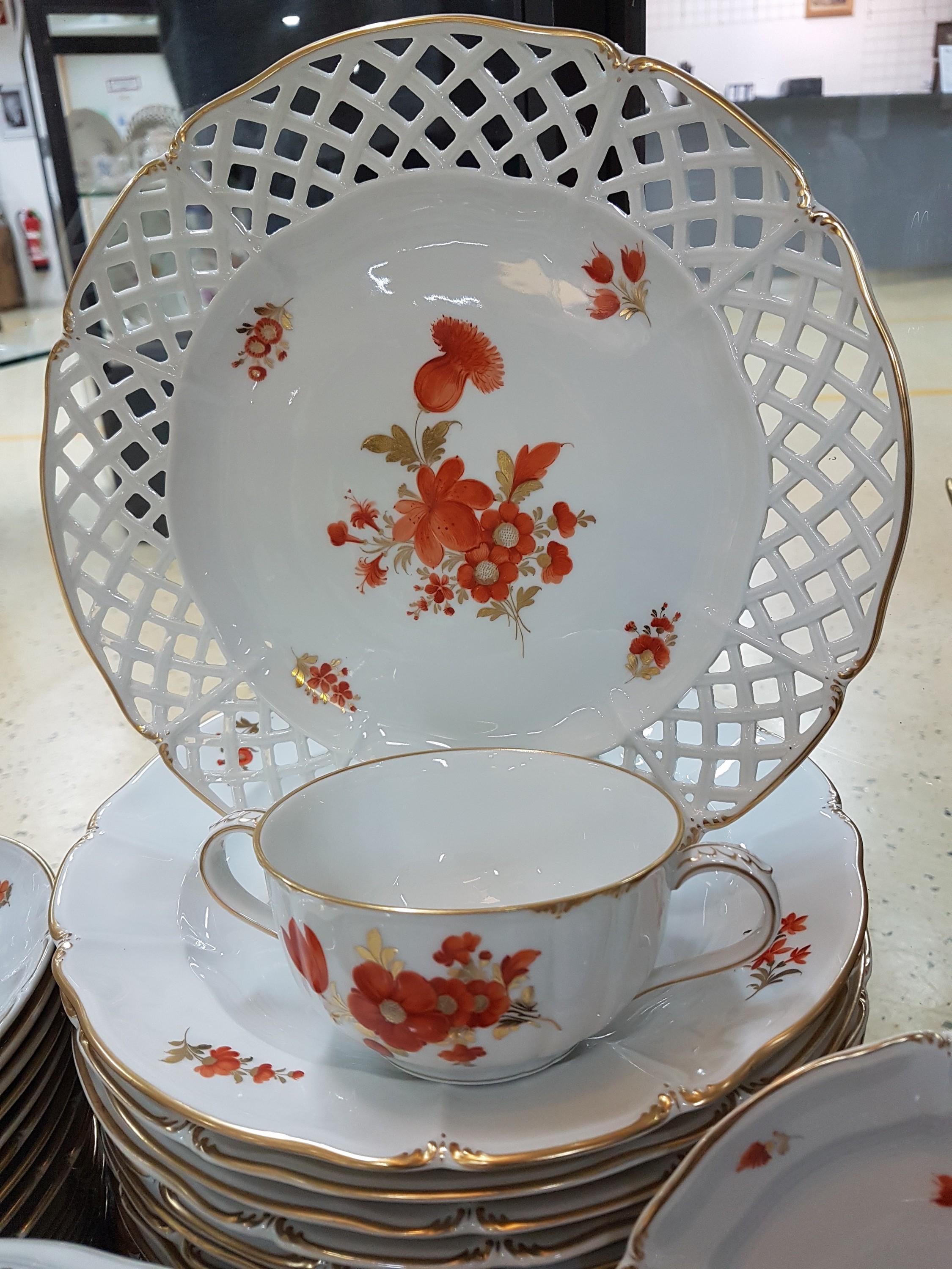 Detail c: Umfangreiches Speise- und Kaffeeservice, DekorRokoko, Nymphenburg, Porzellan, eisenroter Blumendekor, 12 Teetassen mit UT, 12 Kuchenteller, ...