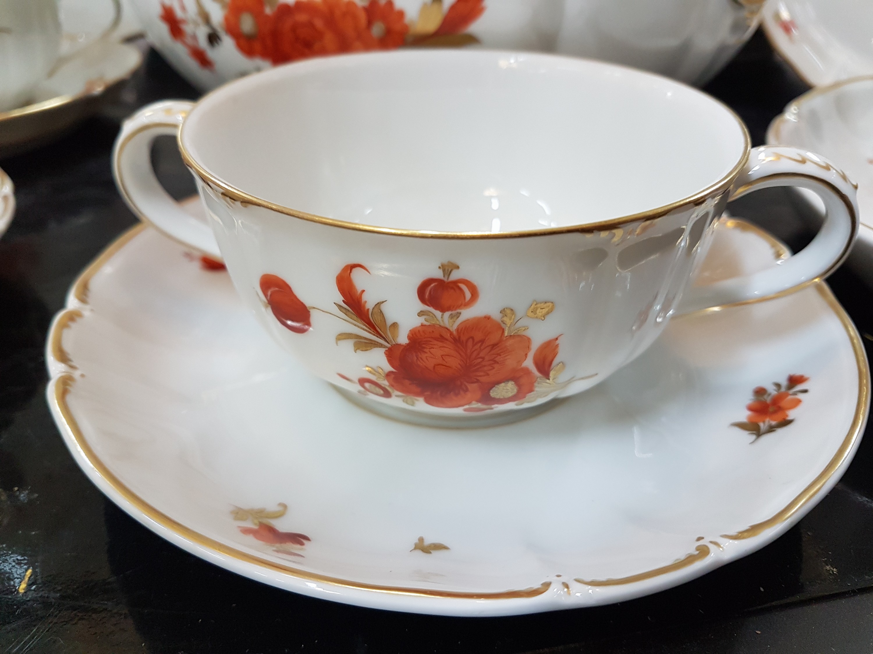 Detail d: Umfangreiches Speise- und Kaffeeservice, DekorRokoko, Nymphenburg, Porzellan, eisenroter Blumendekor, 12 Teetassen mit UT, 12 Kuchenteller, ...