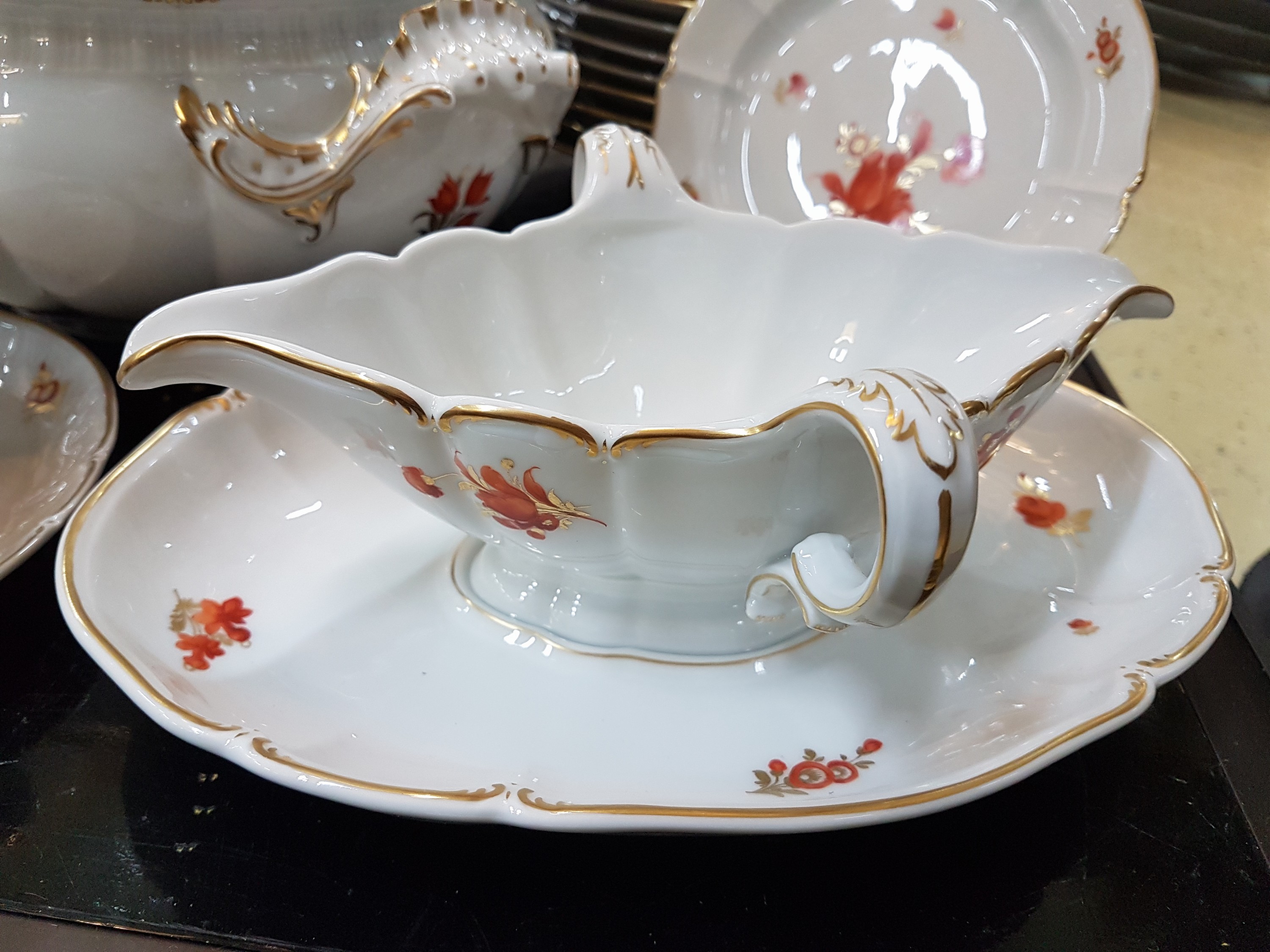 Detail e: Umfangreiches Speise- und Kaffeeservice, DekorRokoko, Nymphenburg, Porzellan, eisenroter Blumendekor, 12 Teetassen mit UT, 12 Kuchenteller, ...