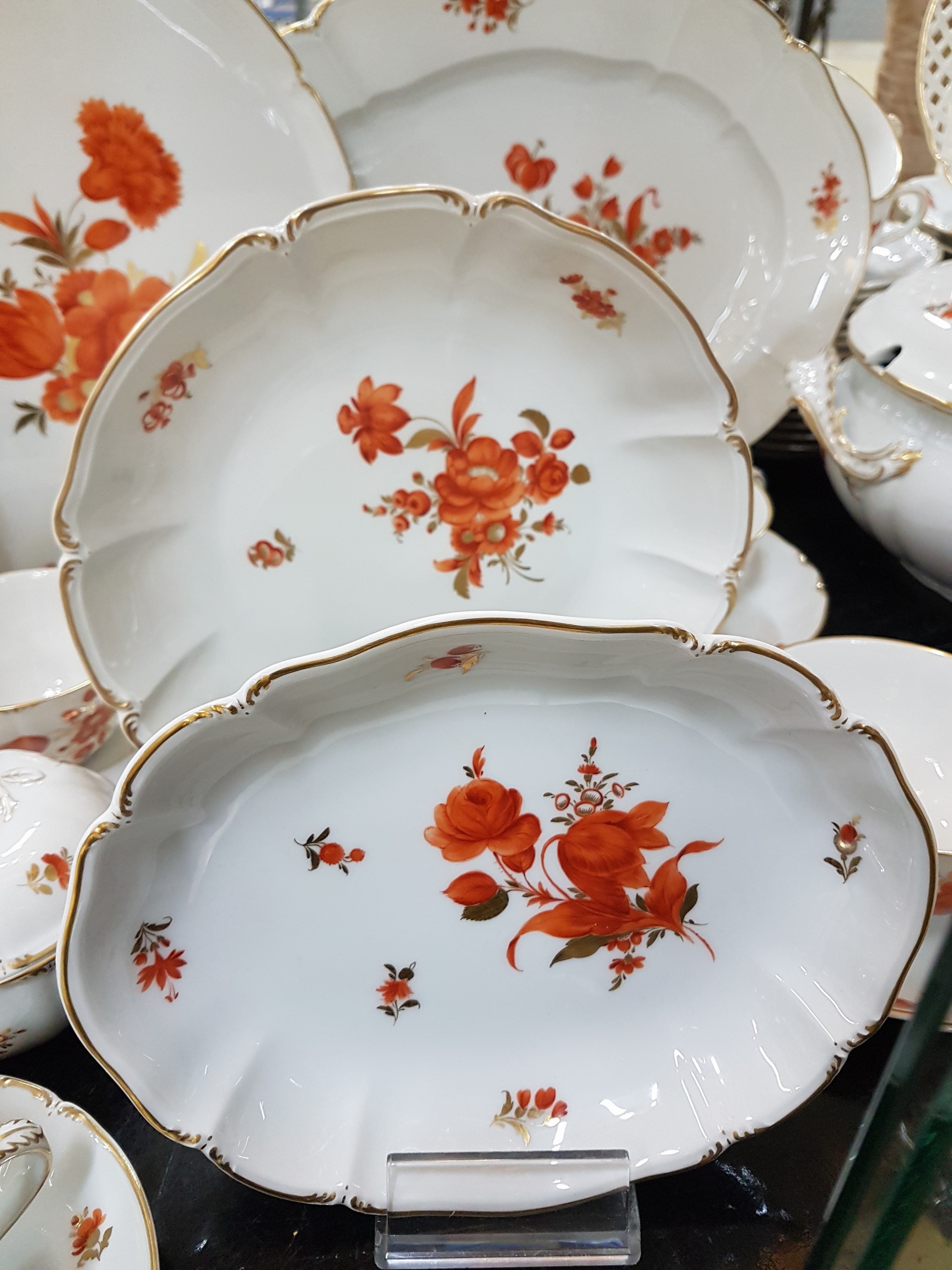 Detail f: Umfangreiches Speise- und Kaffeeservice, DekorRokoko, Nymphenburg, Porzellan, eisenroter Blumendekor, 12 Teetassen mit UT, 12 Kuchenteller, ...