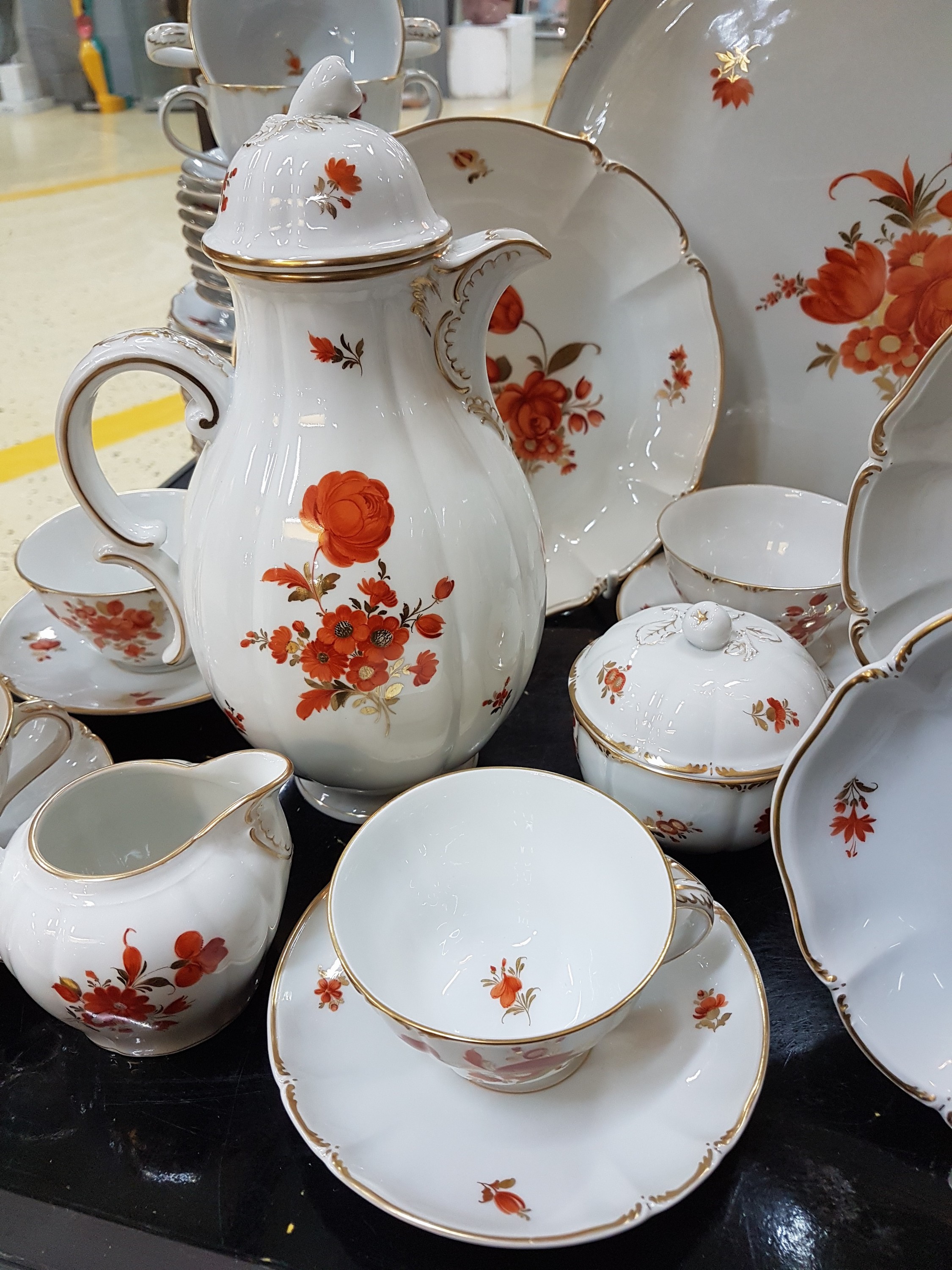 Detail g: Umfangreiches Speise- und Kaffeeservice, DekorRokoko, Nymphenburg, Porzellan, eisenroter Blumendekor, 12 Teetassen mit UT, 12 Kuchenteller, ...