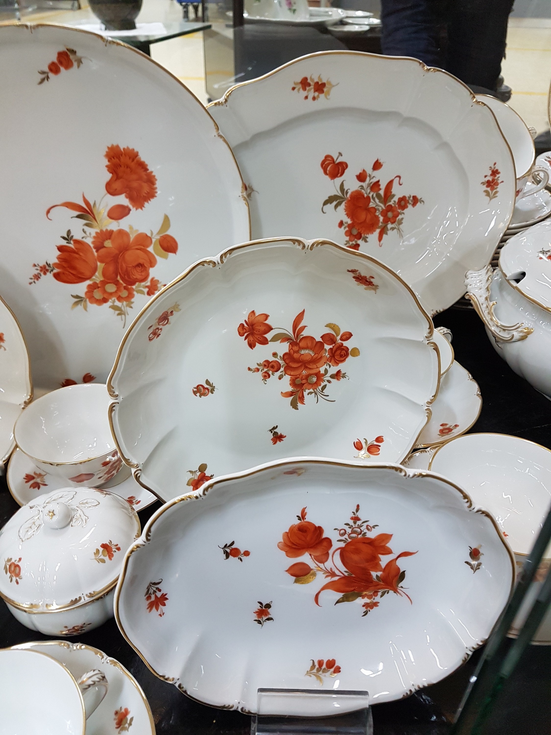 Detail i: Umfangreiches Speise- und Kaffeeservice, DekorRokoko, Nymphenburg, Porzellan, eisenroter Blumendekor, 12 Teetassen mit UT, 12 Kuchenteller, ...
