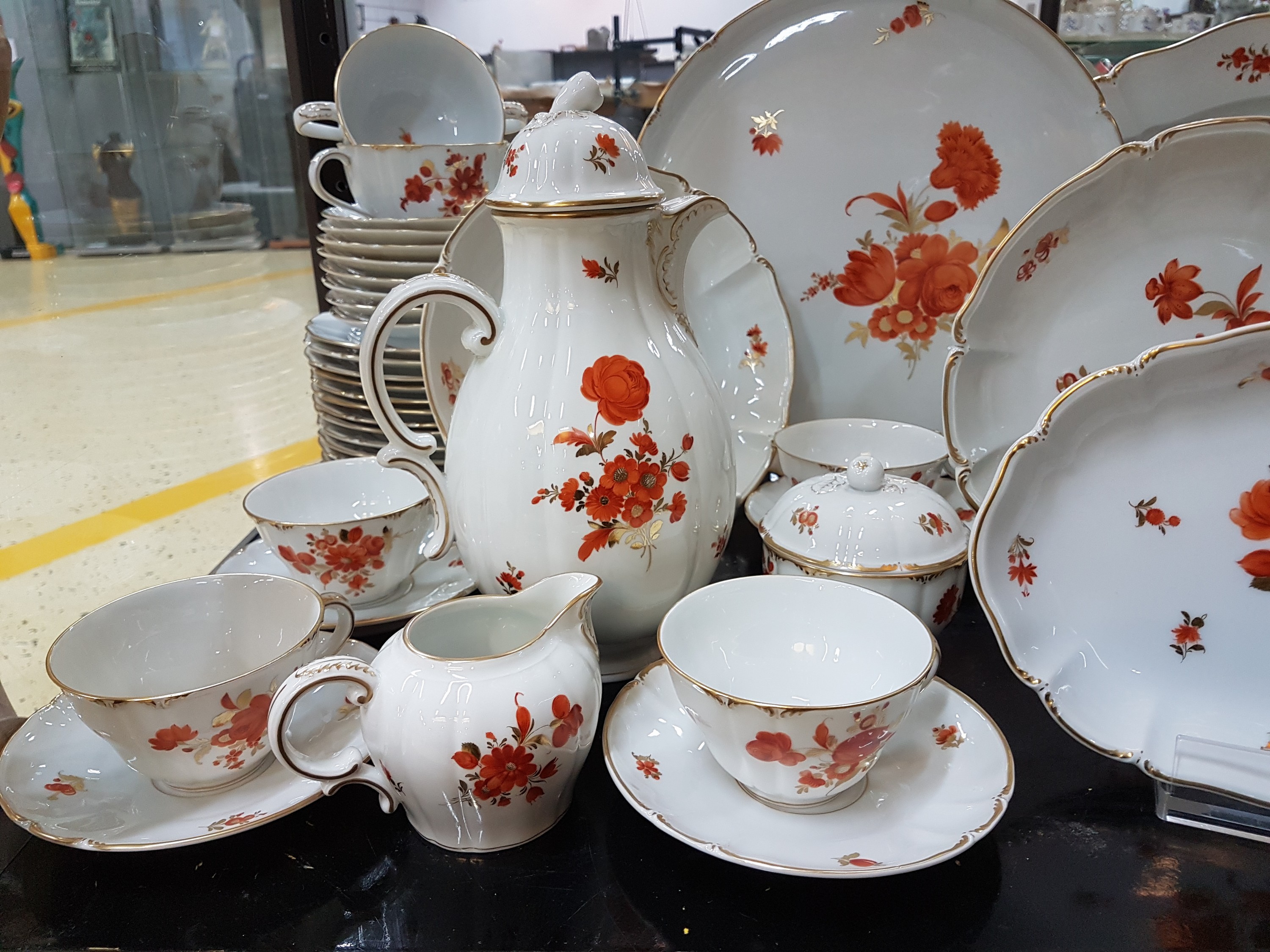 Detail j: Umfangreiches Speise- und Kaffeeservice, DekorRokoko, Nymphenburg, Porzellan, eisenroter Blumendekor, 12 Teetassen mit UT, 12 Kuchenteller, ...