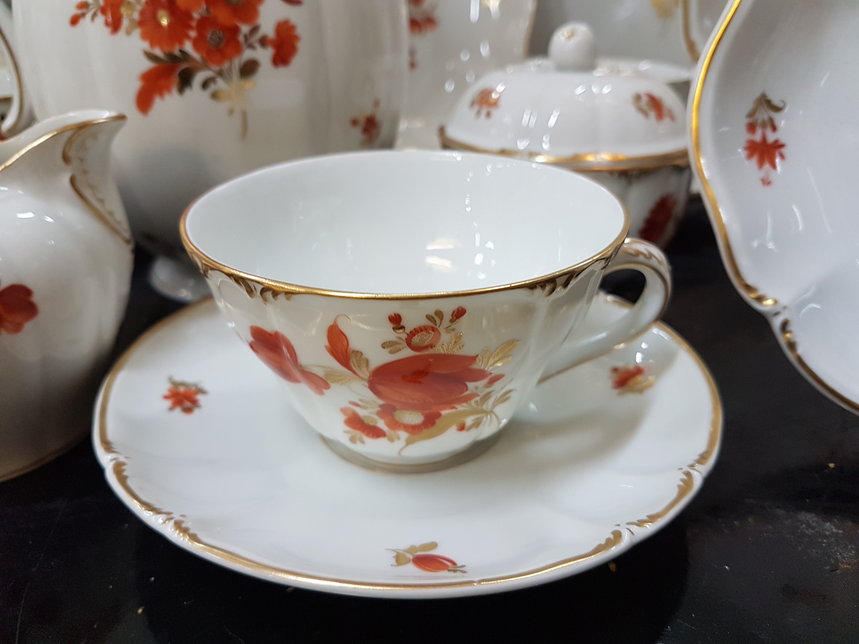 Detail k: Umfangreiches Speise- und Kaffeeservice, DekorRokoko, Nymphenburg, Porzellan, eisenroter Blumendekor, 12 Teetassen mit UT, 12 Kuchenteller, ...
