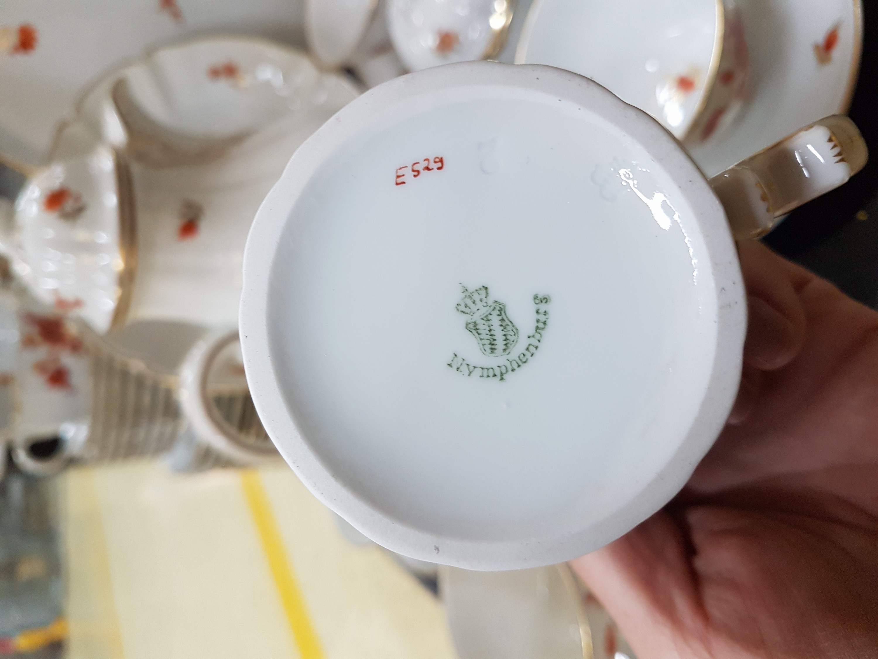 Detail l: Umfangreiches Speise- und Kaffeeservice, DekorRokoko, Nymphenburg, Porzellan, eisenroter Blumendekor, 12 Teetassen mit UT, 12 Kuchenteller, ...