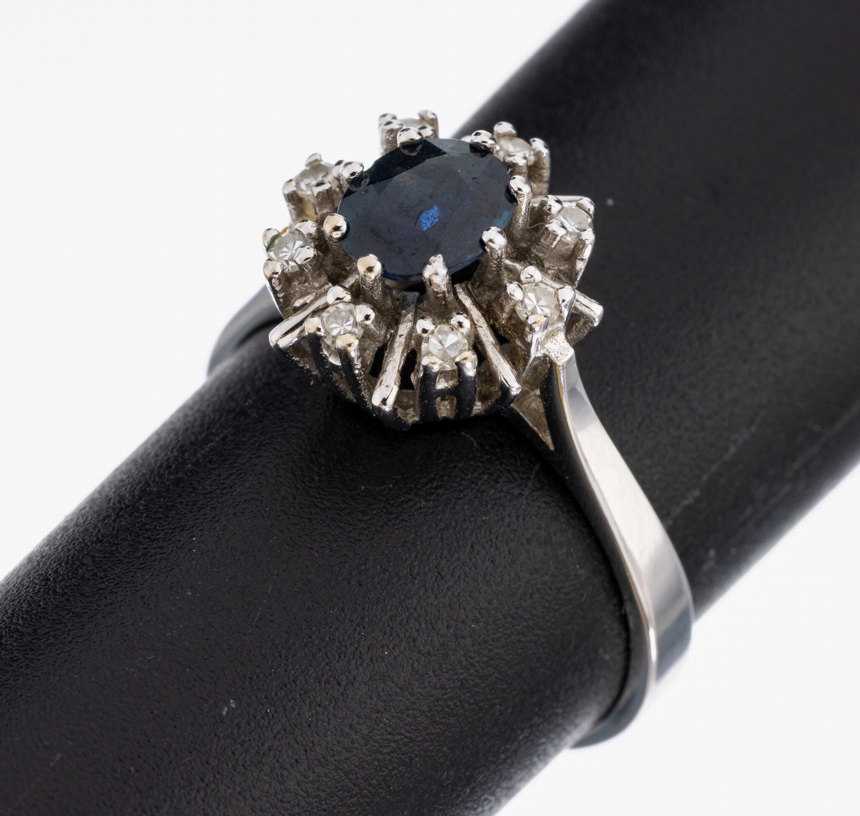 Image 27005872 - 14 kt Gold Saphir-Diamant-Ring, WG 585/000,ovalfacett. Saphir ca. 1.10 ct, umgeben von ...