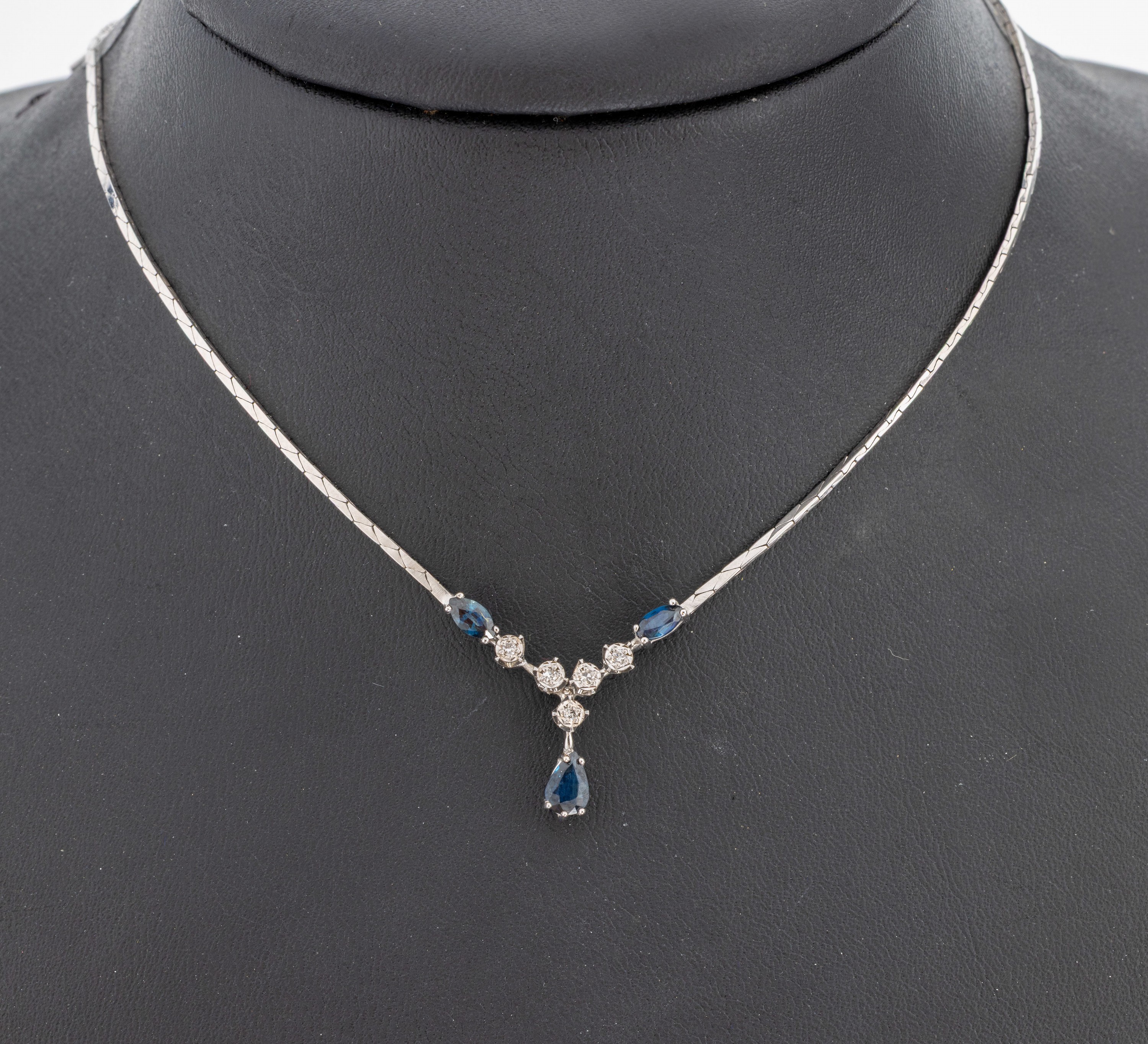 Image 27005893 - 14 kt Gold Saphir-Diamant-Collier, WG 585/000, Mittelteil mit 2 Saphir-Navettes und 1 ...