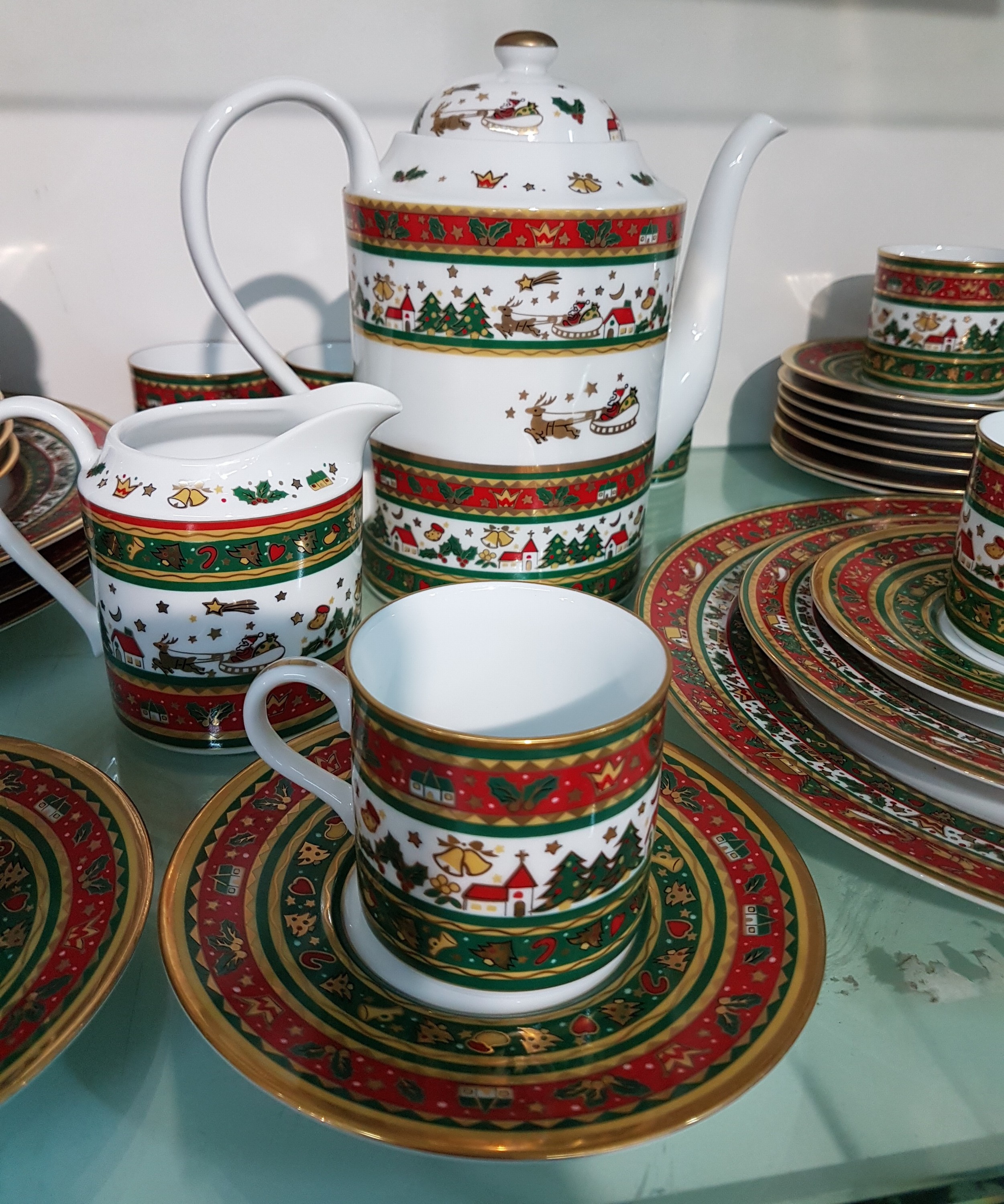 Detail a: Weihnachtsservice/Kaffeeservice, Japan, Maebata, für 11 Personen, Porzellan, umlaufender Weihnachtsdekor in Rot, Grün und Gold: Kaffeekanne, 12 ...