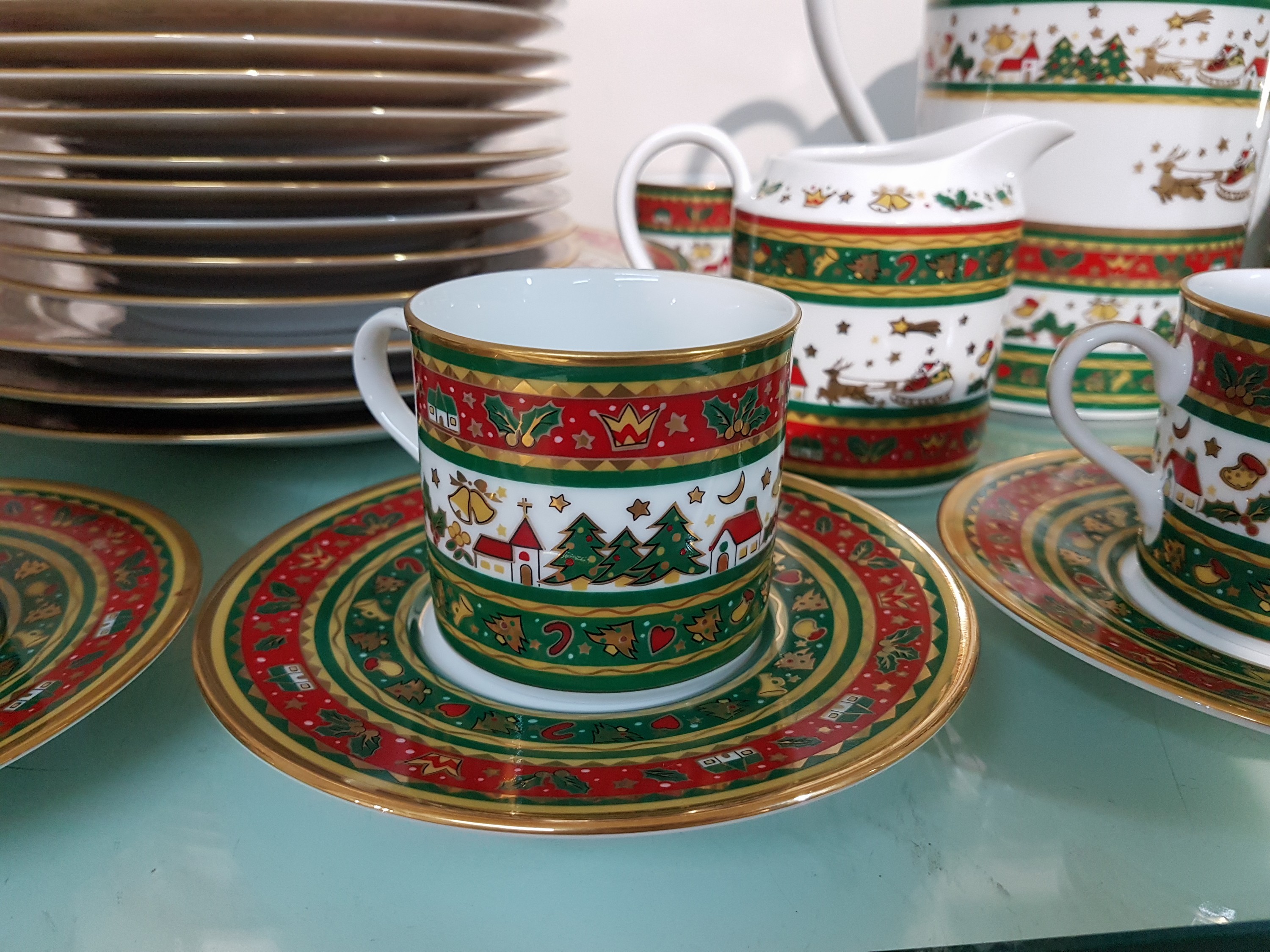 Detail b: Weihnachtsservice/Kaffeeservice, Japan, Maebata, für 11 Personen, Porzellan, umlaufender Weihnachtsdekor in Rot, Grün und Gold: Kaffeekanne, 12 ...