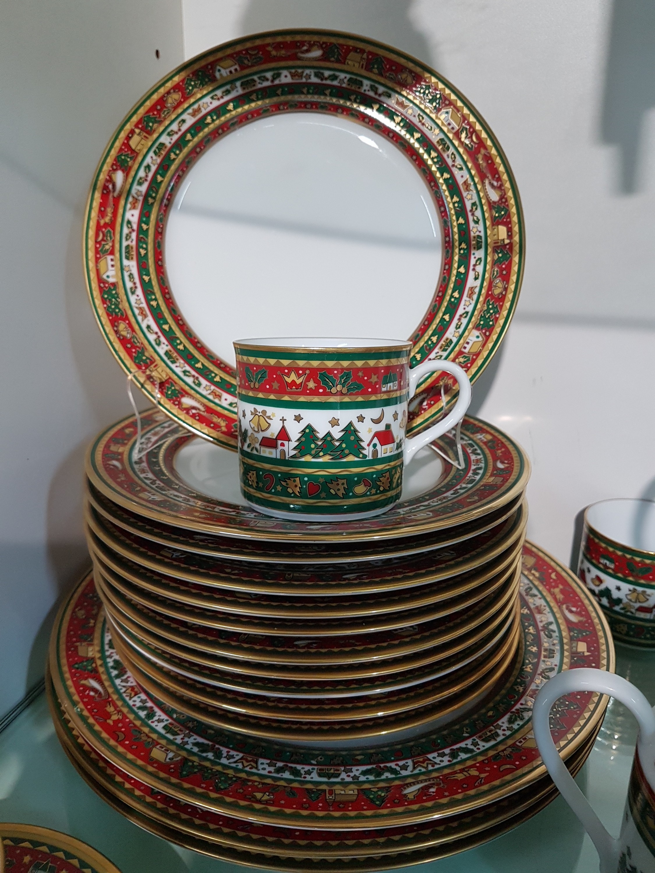 Detail c: Weihnachtsservice/Kaffeeservice, Japan, Maebata, für 11 Personen, Porzellan, umlaufender Weihnachtsdekor in Rot, Grün und Gold: Kaffeekanne, 12 ...