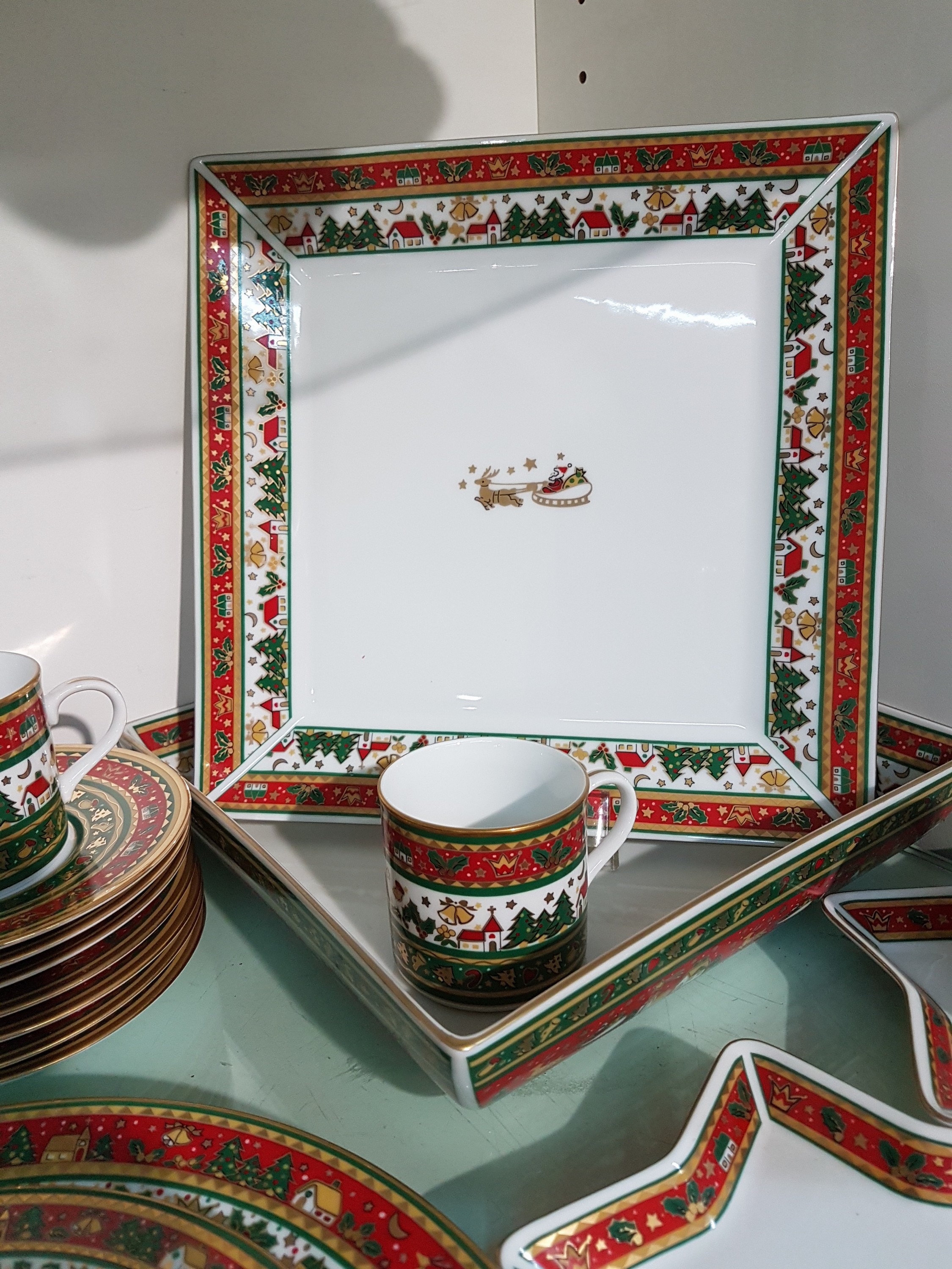 Detail d: Weihnachtsservice/Kaffeeservice, Japan, Maebata, für 11 Personen, Porzellan, umlaufender Weihnachtsdekor in Rot, Grün und Gold: Kaffeekanne, 12 ...